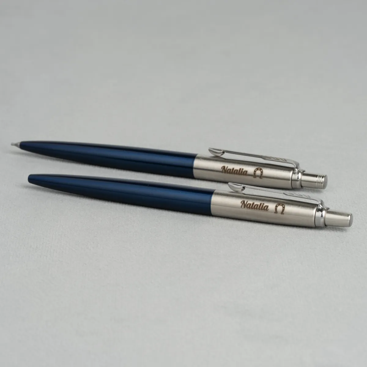Długopis Parker Jotter Royal Blue CT z grawerem imienia, wykonany w eleganckim niebiesko-stalowym wykończeniu.