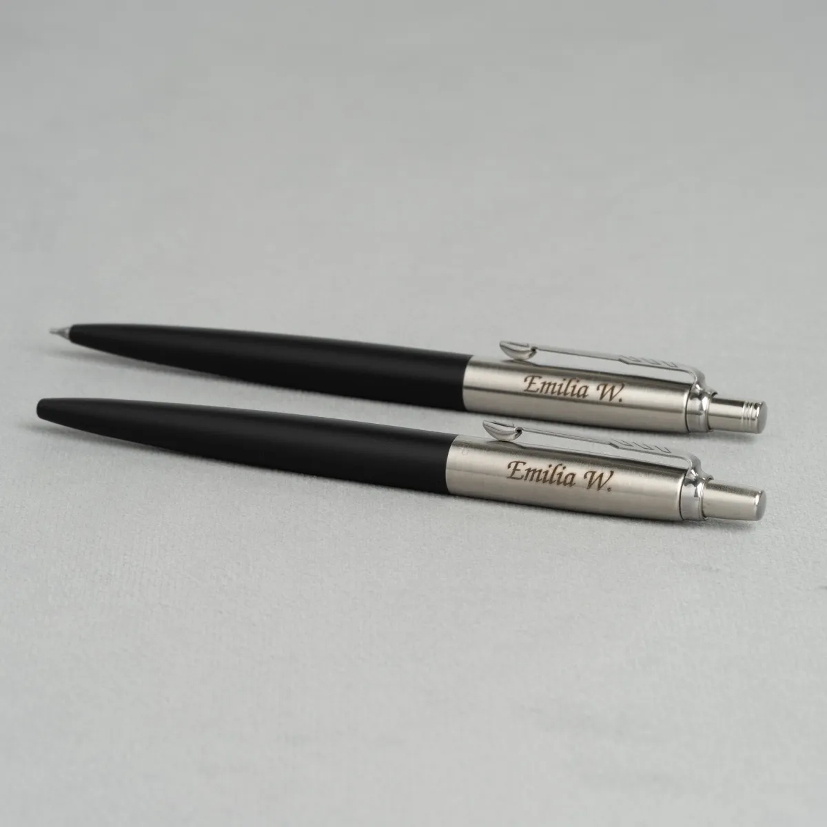 Ołówek Parker Jotter Bond Street Black CT z grawerem imienia, w eleganckim czarno-stalowym wykończeniu.