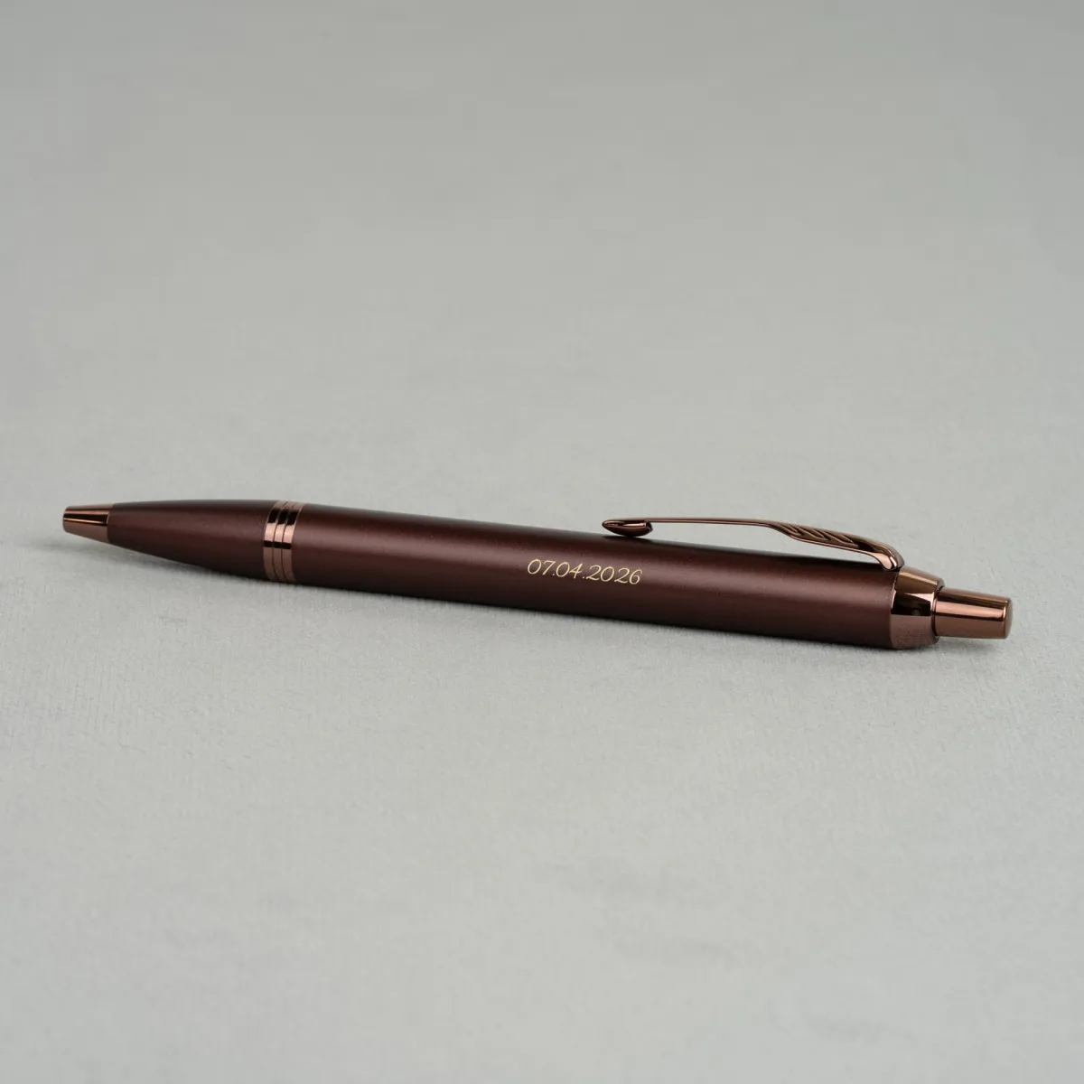 Długopis Parker IM Professionals Monochrome Burgundy z personalizowanym grawerem daty na bordowym korpusie