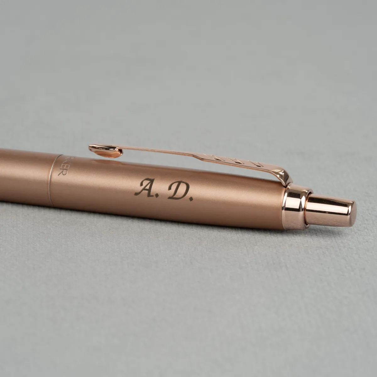 Długopis Parker Jotter XL Monochrome Pink Gold z grawerowanymi inicjałami na korpusie w kolorze różowego złota.