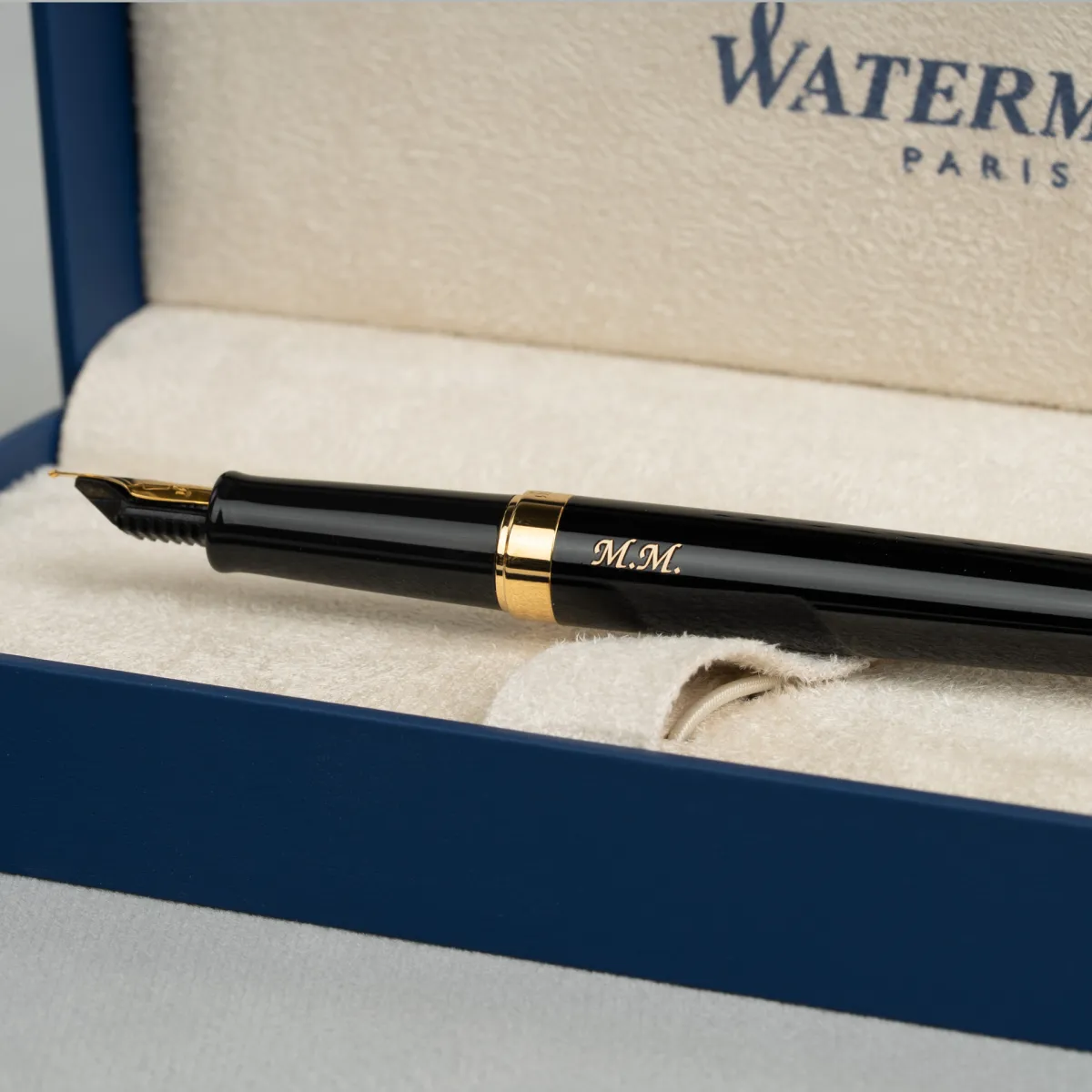 Pióro wieczne Waterman Hemisphere czarne GT z grawerowanymi inicjałami, prezentowane w eleganckim etui.