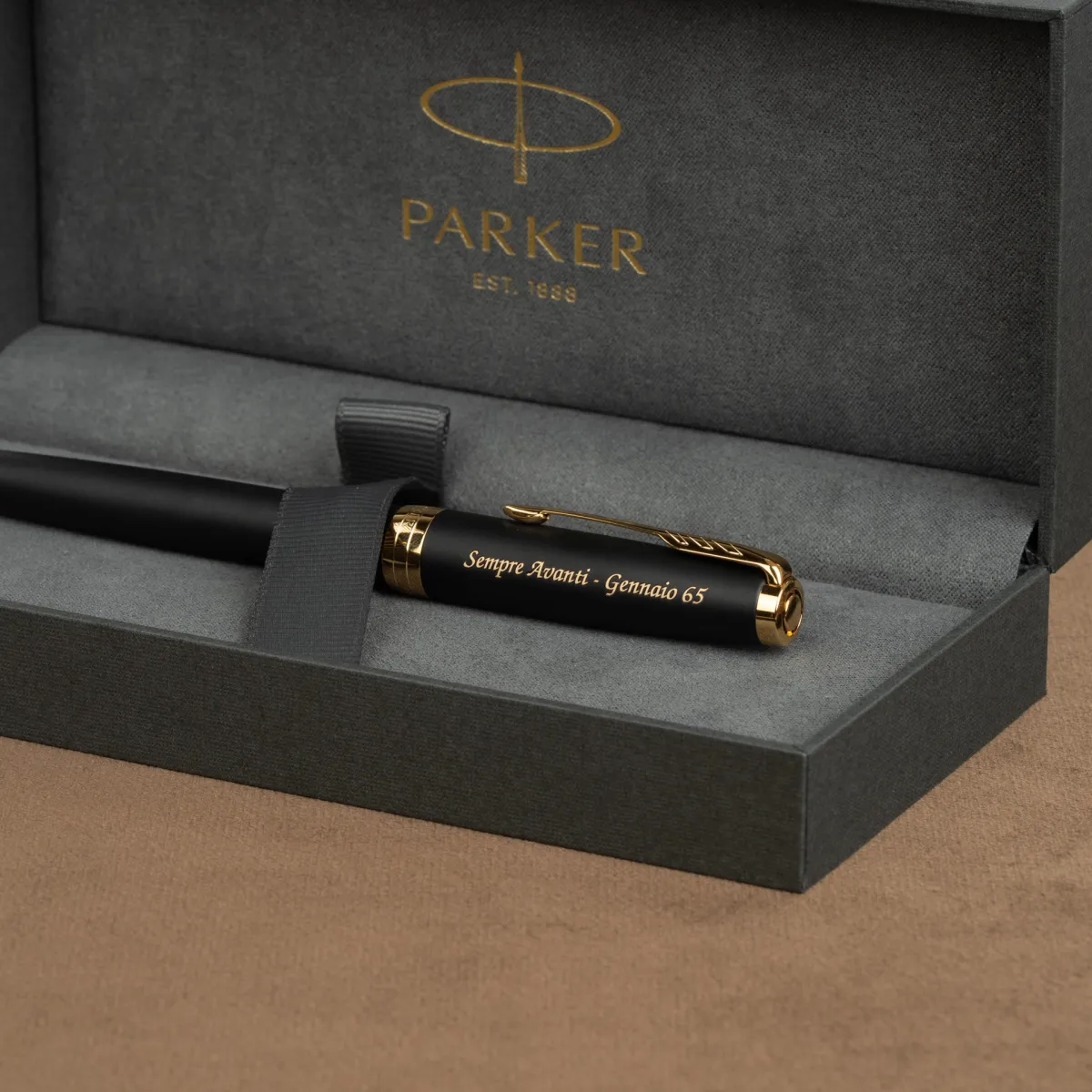 Pi&oacute;ro wieczne Parker Sonnet Czarny Matowy GT z grawerem, prezentowane w eleganckim etui Parker