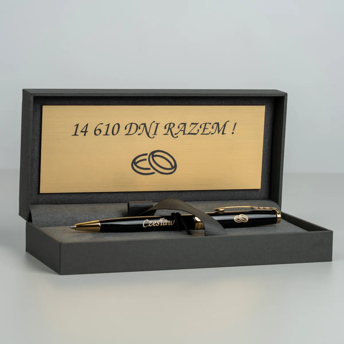 Długopis Parker Sonnet Czarna Laka GT z grawerem imienia i motywem obrączek, prezentowany w eleganckim etui z dedykacją