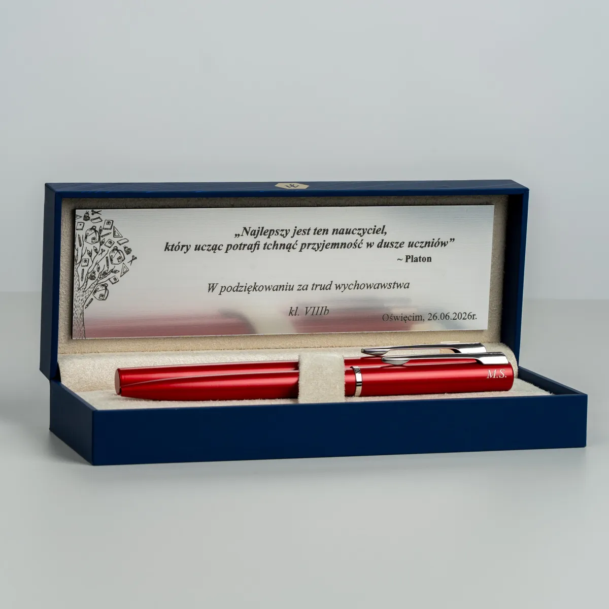 Długopis Waterman Allure czerwony CT w eleganckim etui z dedykowaną tabliczką dla nauczyciela.