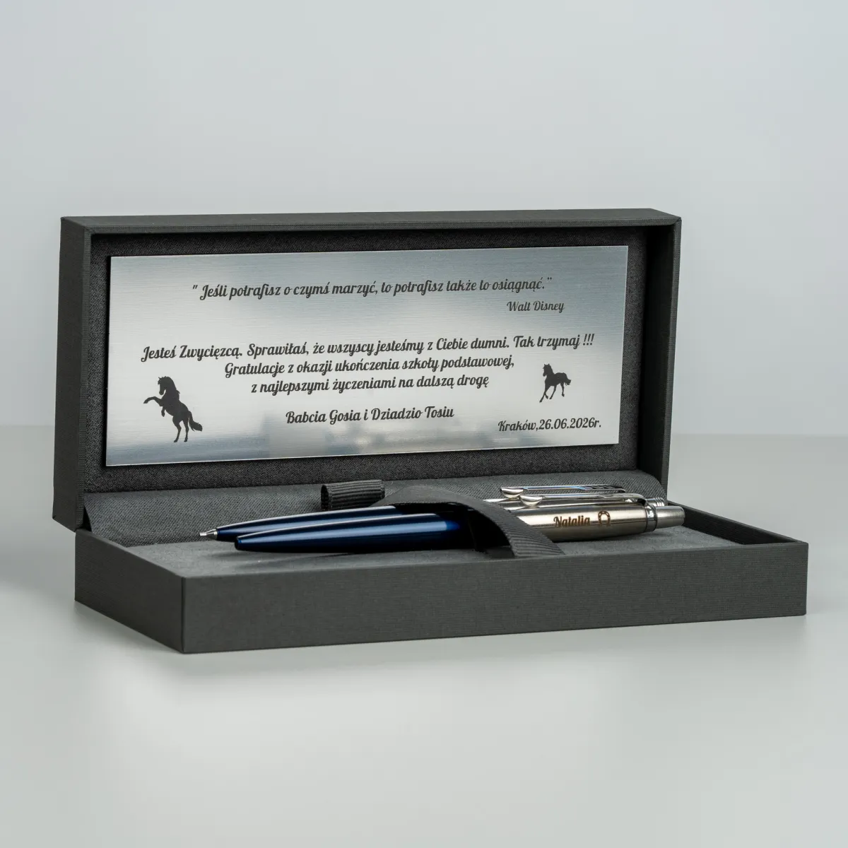 Personalizowany długopis Parker Jotter Niebieski Royal CT w eleganckim etui z grawerowaną dedykacją z okazji ukończenia szkoły podstawowej.