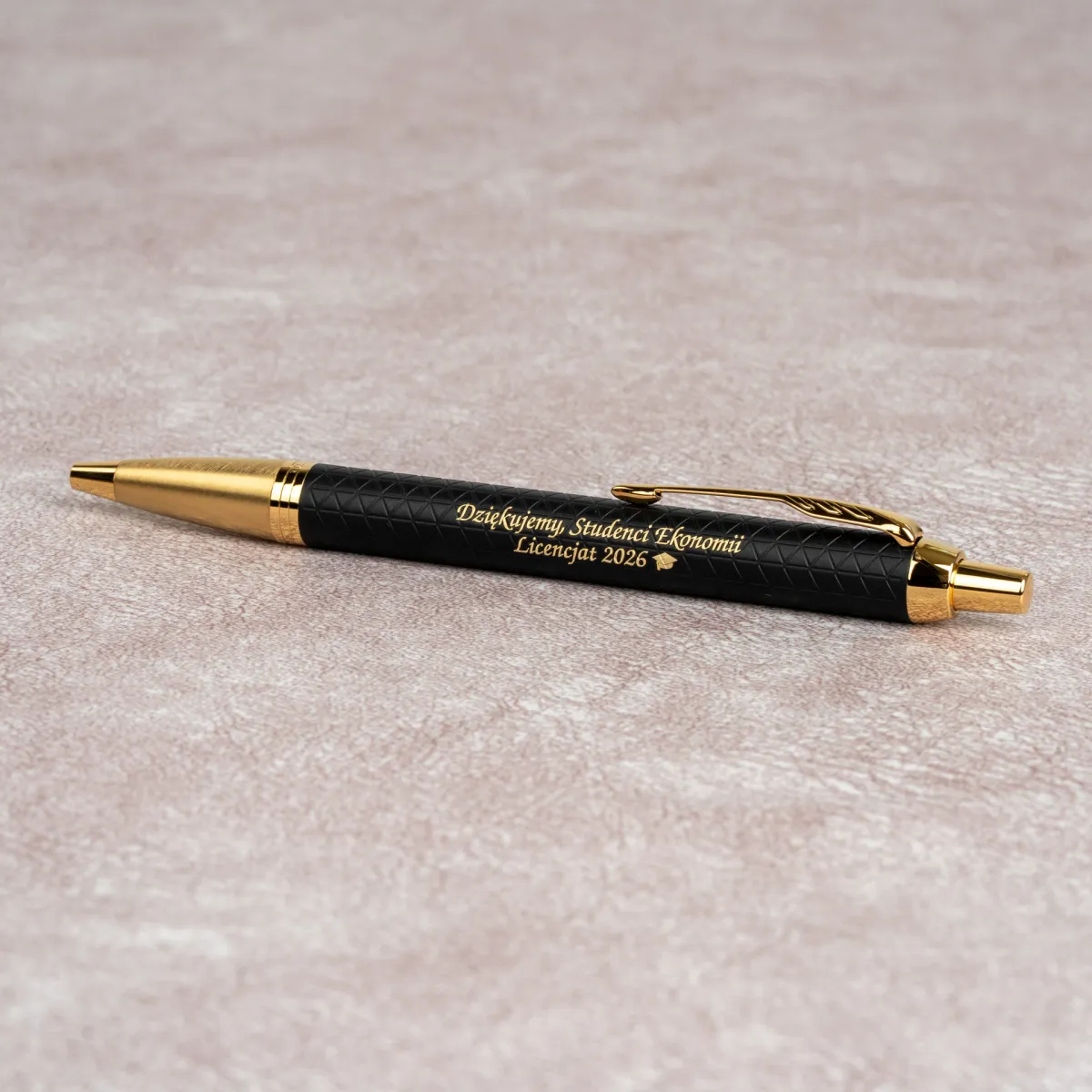 Personalizowany długopis Parker IM Premium Czarny GT z eleganckim grawerem dedykacji dla absolwenta studi&oacute;w ekonomicznych.