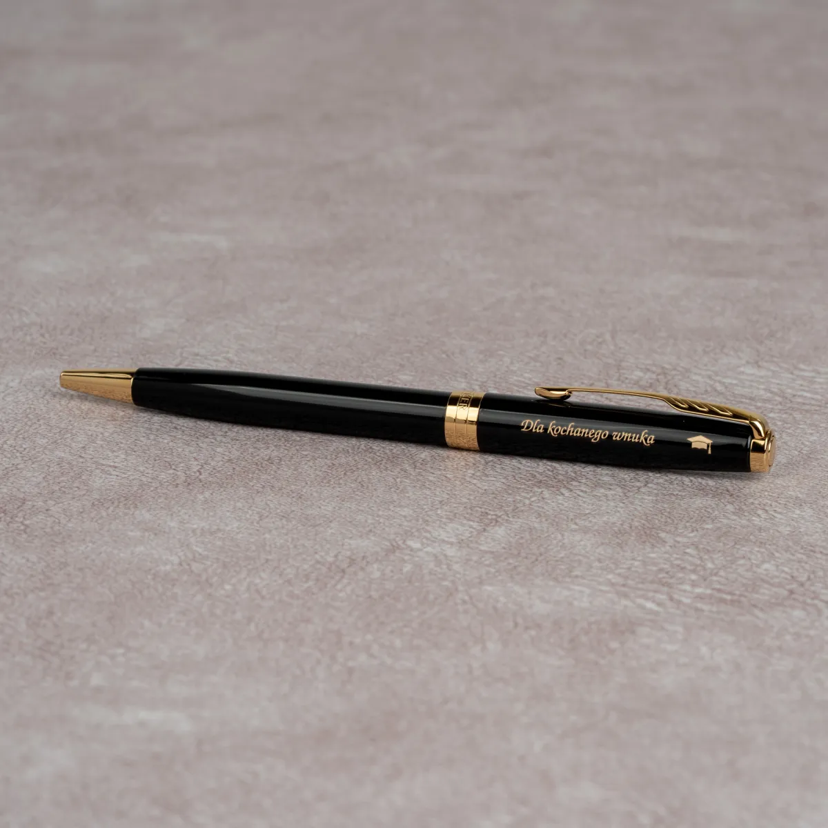 Długopis Parker Sonnet Czarna Laka GT z personalizowanym grawerem na jasnym tle