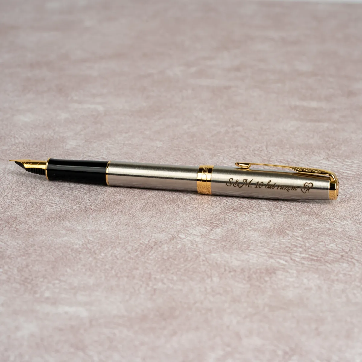 Pióro wieczne Parker Sonnet Stalowe GT z personalizowanym grawerem na jasnym tle.