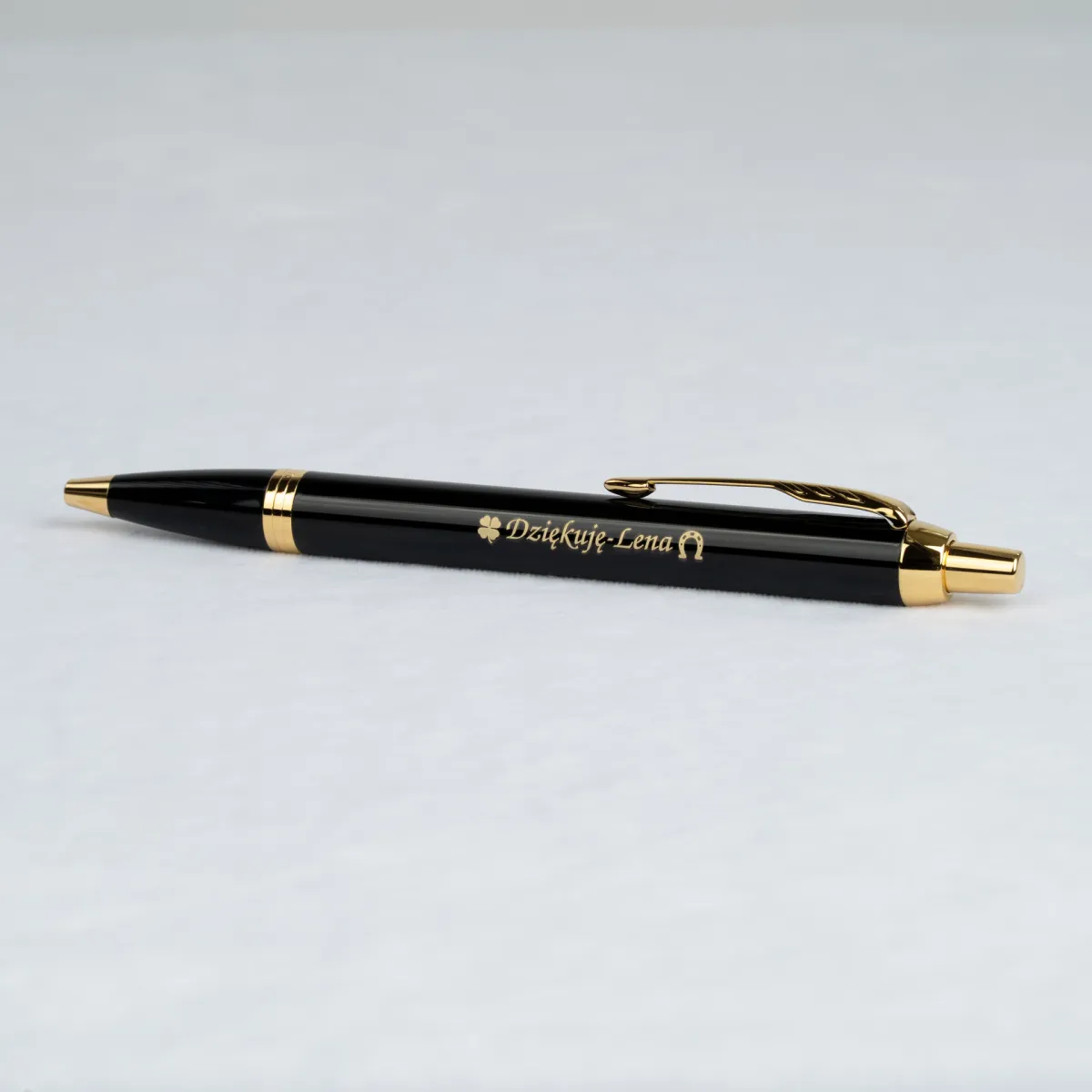 Długopis Parker IM Czarny GT z personalizowanym grawerem na korpusie.