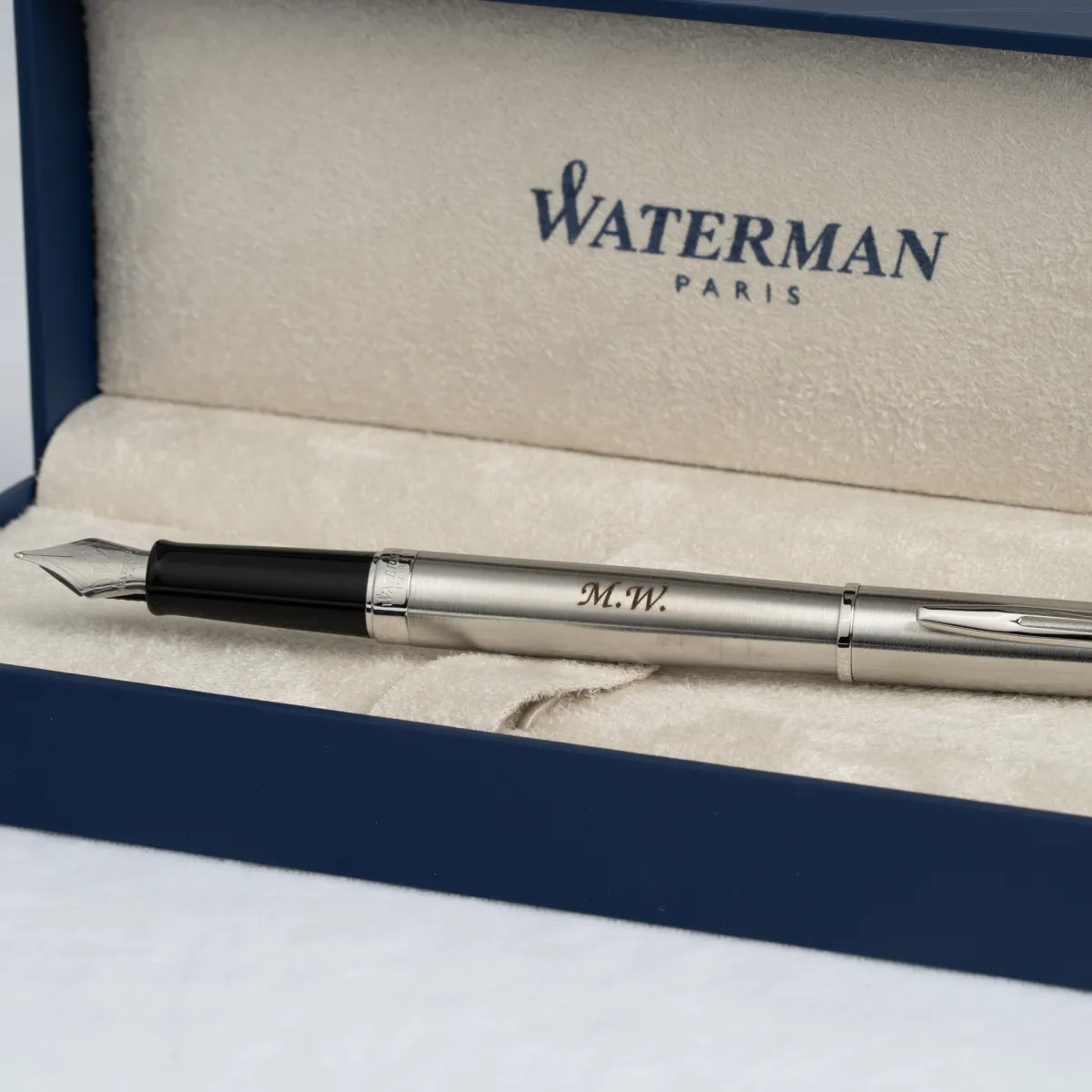 Pióro wieczne Waterman Hemisphere stalowe CT z grawerowanymi inicjałami, prezentowane w firmowym etui.