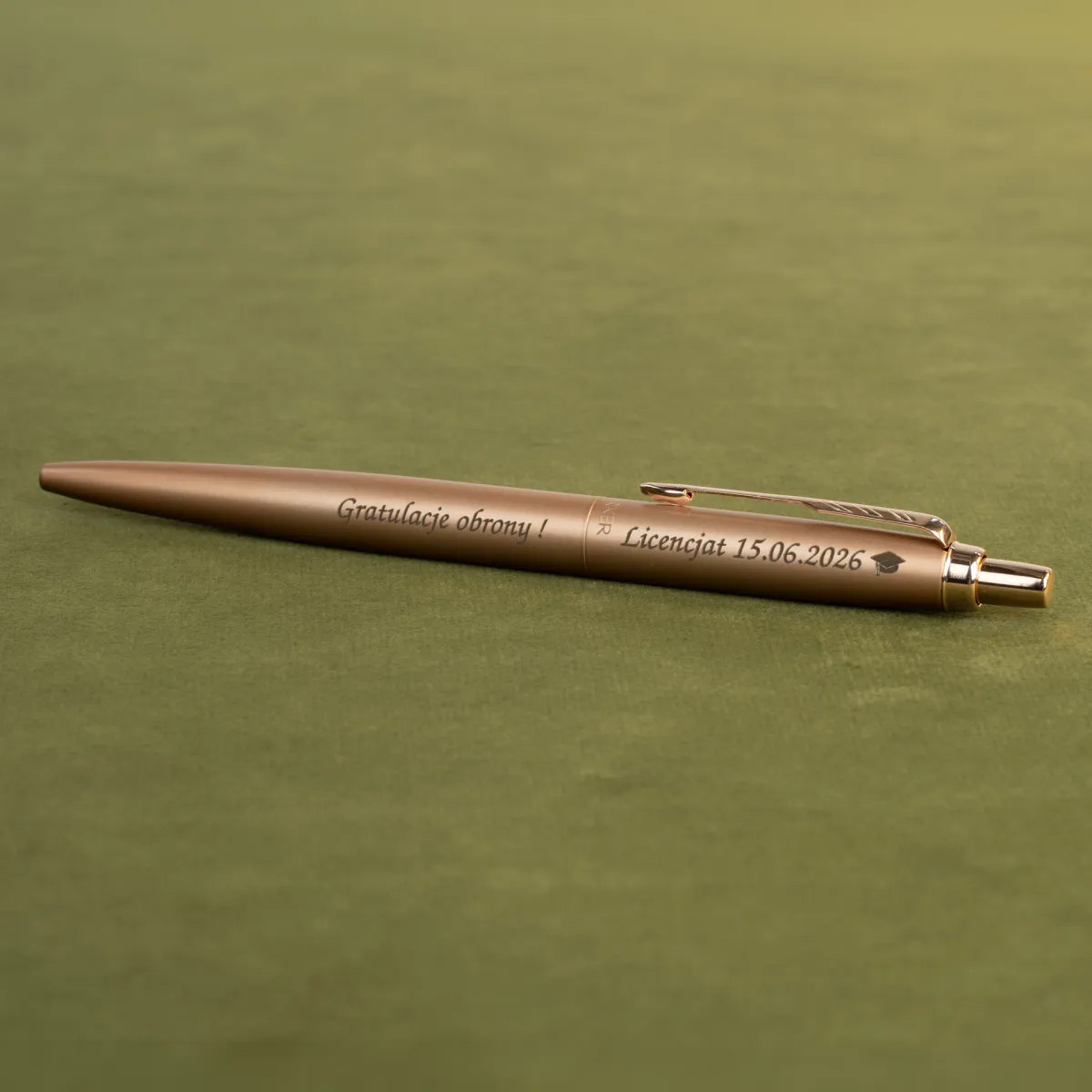 Długopis Parker Jotter XL Monochrome Pink Gold z grawerem „Gratulacje obrony! Licencjat 15.06.2026” oraz symbolem biretu