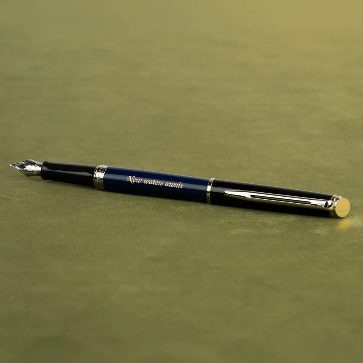 Pióro wieczne Waterman Hemisphere Color-Black Blue CT z grawerem „New waters await”.