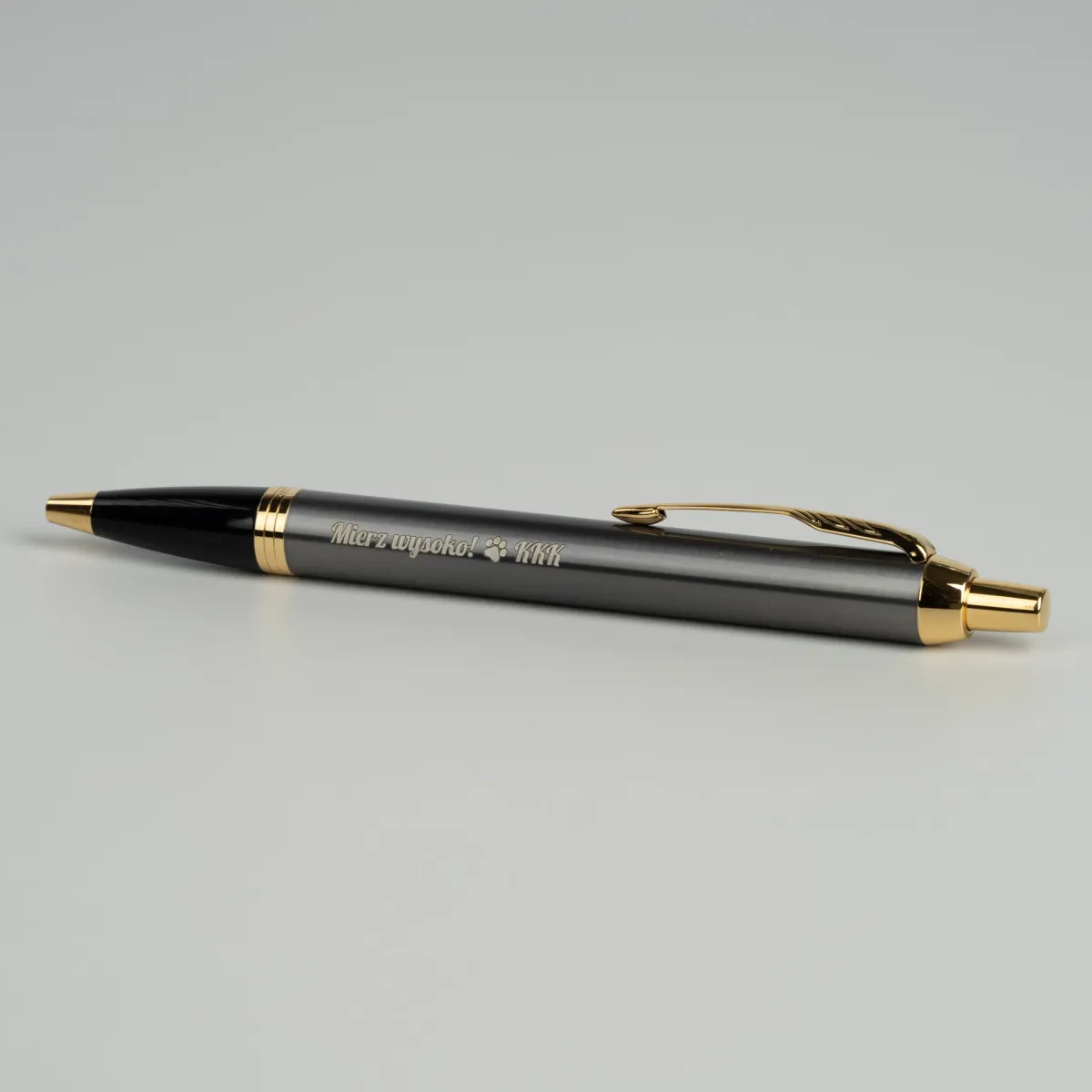 Długopis Parker IM Grey GT z personalizowanym grawerem dedykacji.