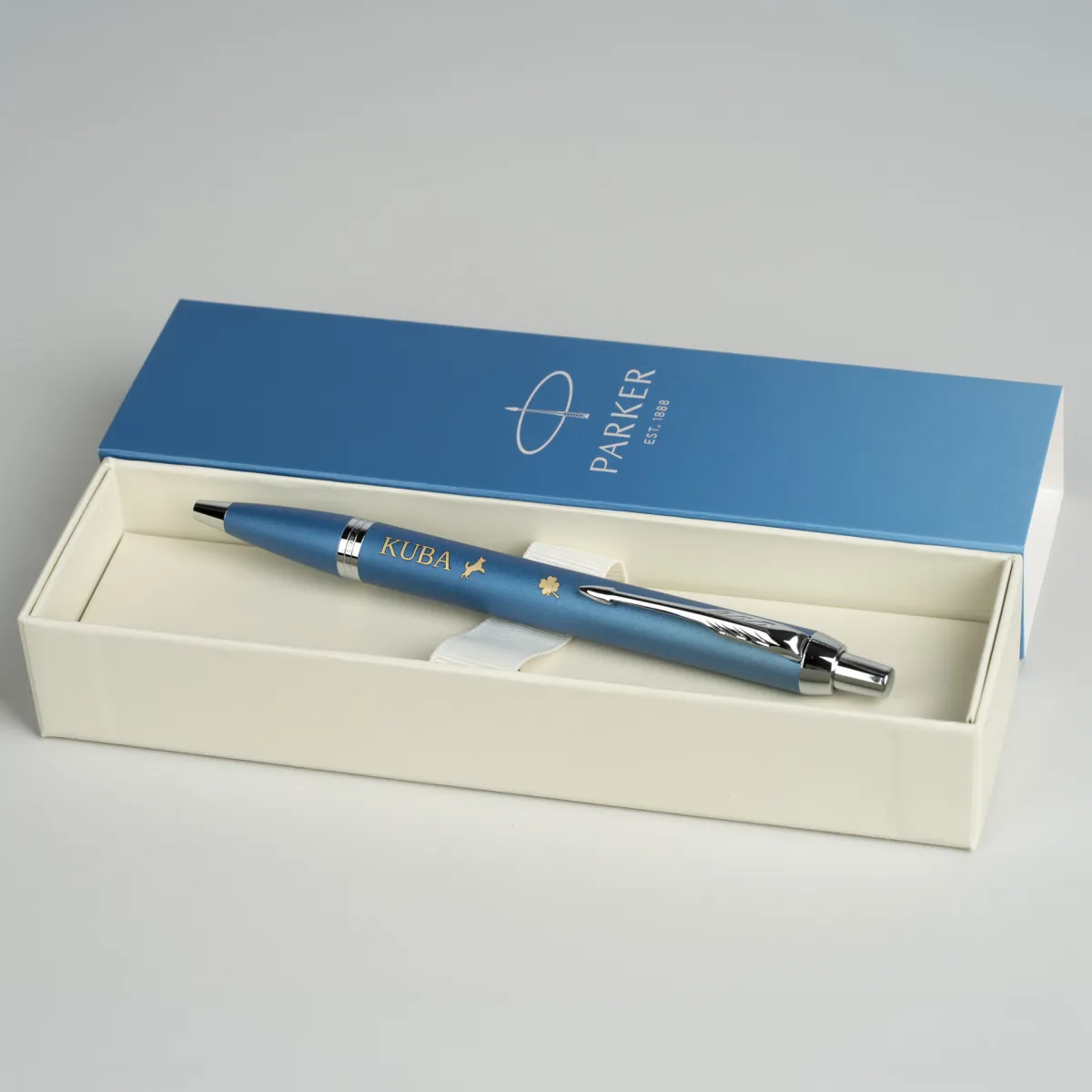 Długopis Parker IM Rituals Turquoise Blue CT z personalizowanym grawerem imienia w oryginalnym etui Parker.