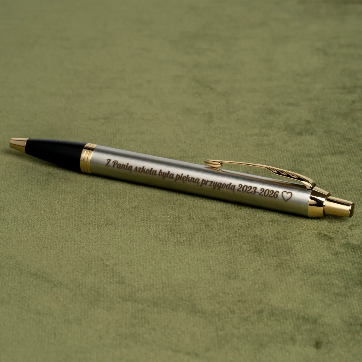 Długopis Parker IM Brushed Metal GT z grawerem dedykacji dla nauczycielki.