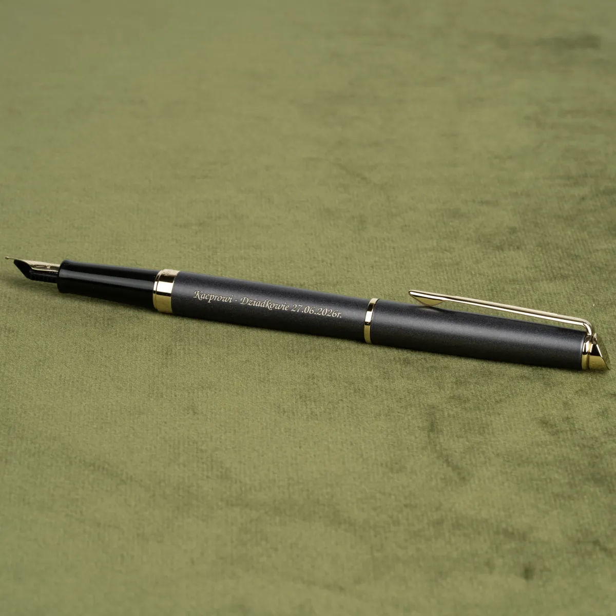 Pi&oacute;ro wieczne Waterman Hemisphere Lava Black GT z grawerem dedykacji.