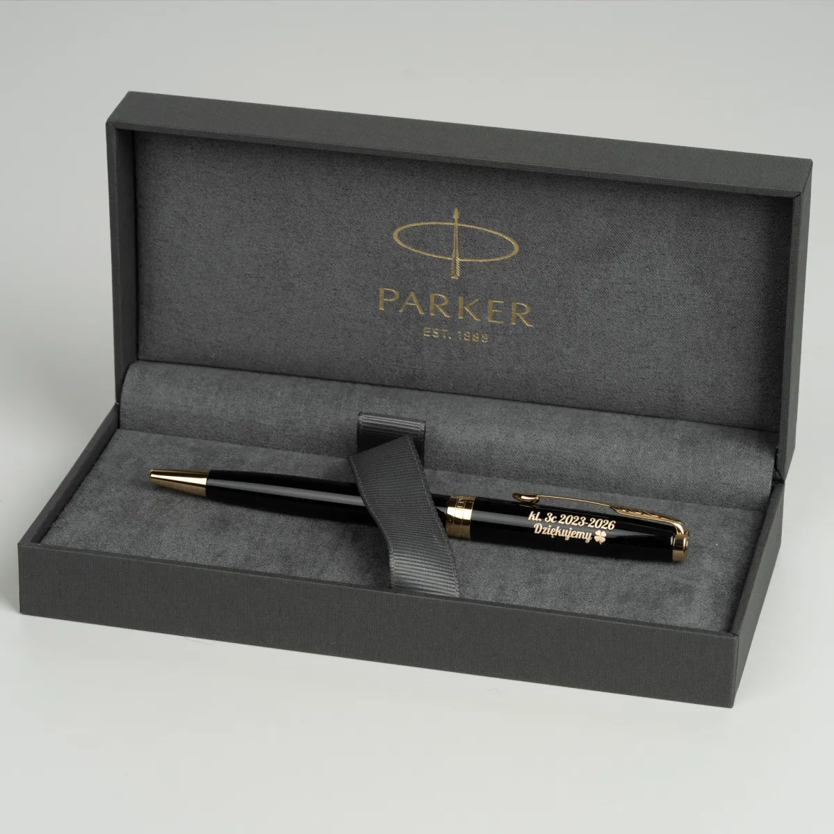 Długopis Parker Sonnet Czarna Laka GT w etui z personalizowanym grawerem.