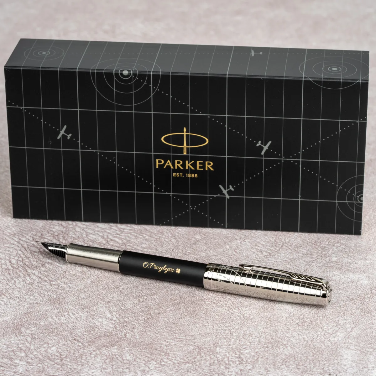 Pióro wieczne Parker Sonnet Legacy of Flight CT z personalizowanym grawerem i oryginalnym pudełkiem Parker.