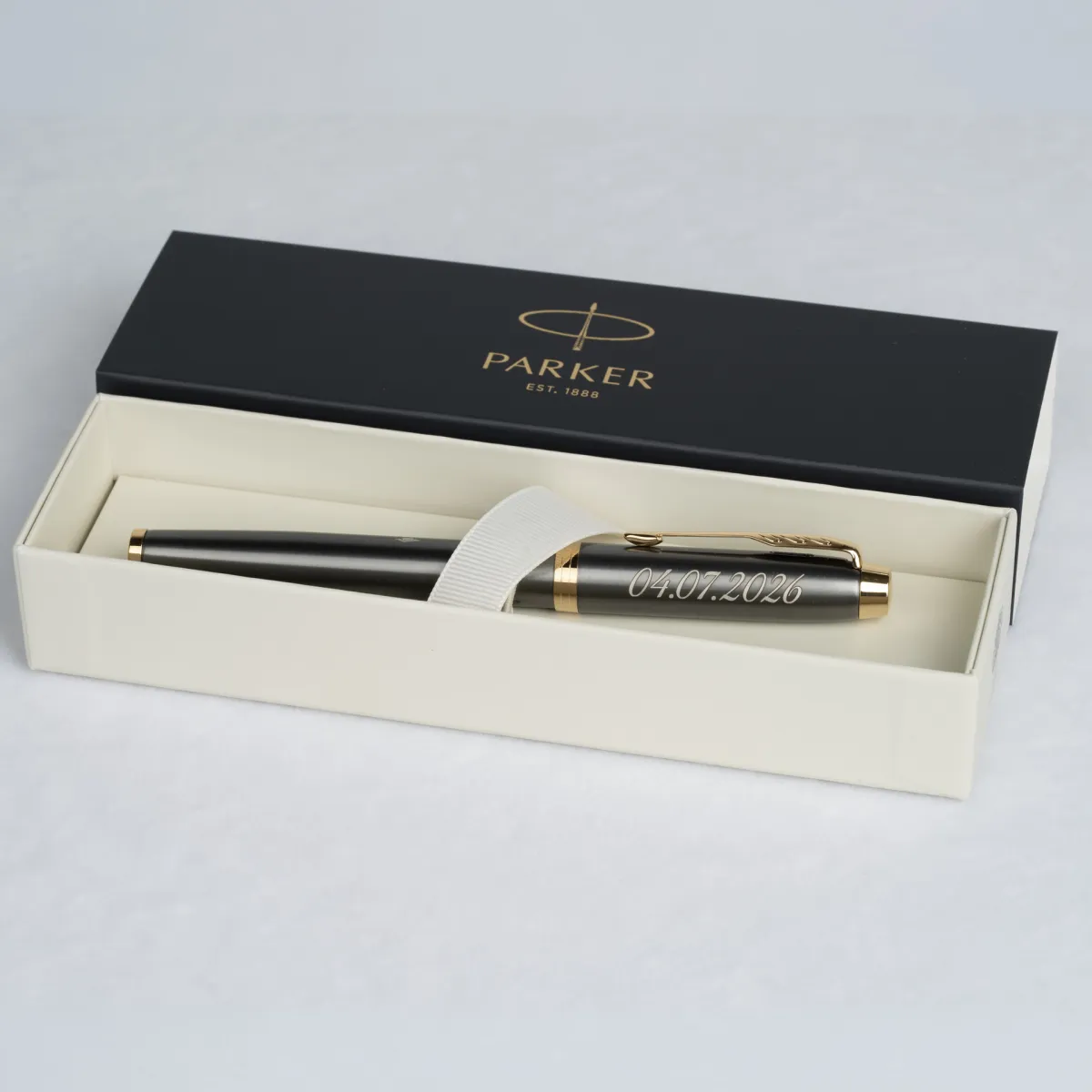 Pi&oacute;ro wieczne Parker IM Grey GT [2213776] z grawerem daty w eleganckim pudełku Parker.