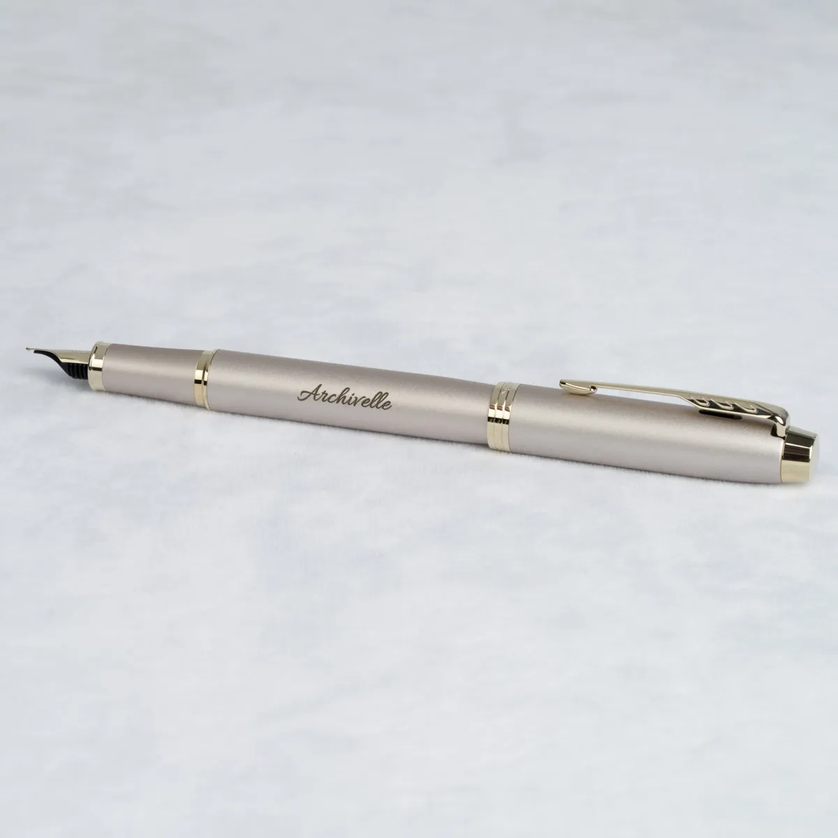 Pi&oacute;ro wieczne Parker IM Professionals Monochrome Champagne [2172953] z eleganckim grawerem.