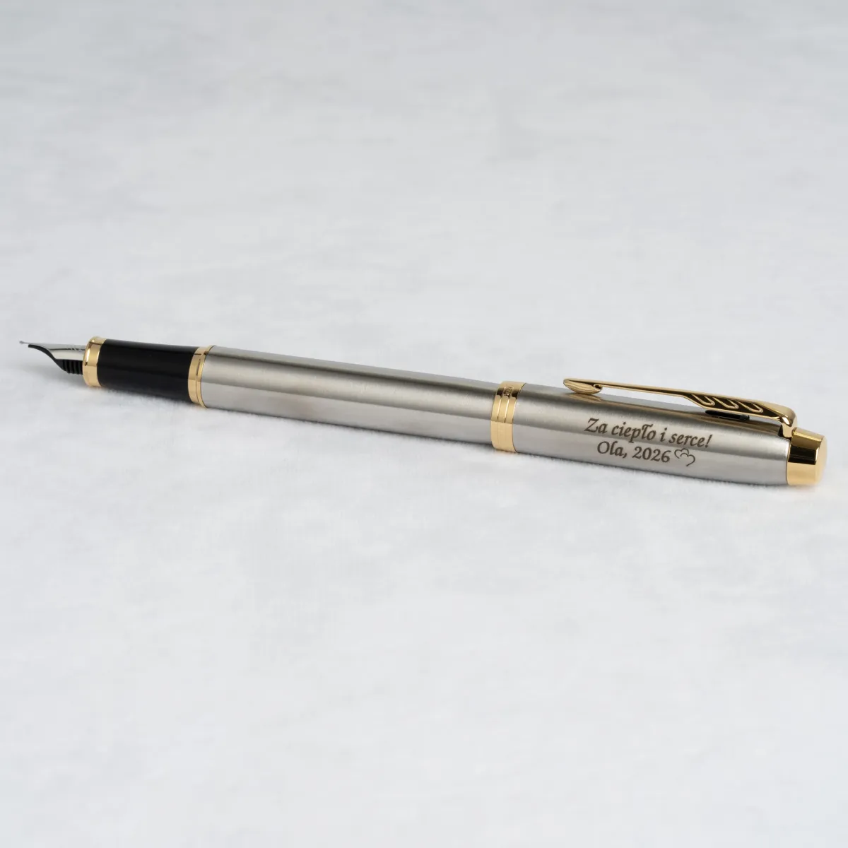 Pi&oacute;ro wieczne Parker IM Brushed Metal GT [1931649] z dedykacją wygrawerowaną na skuwce.