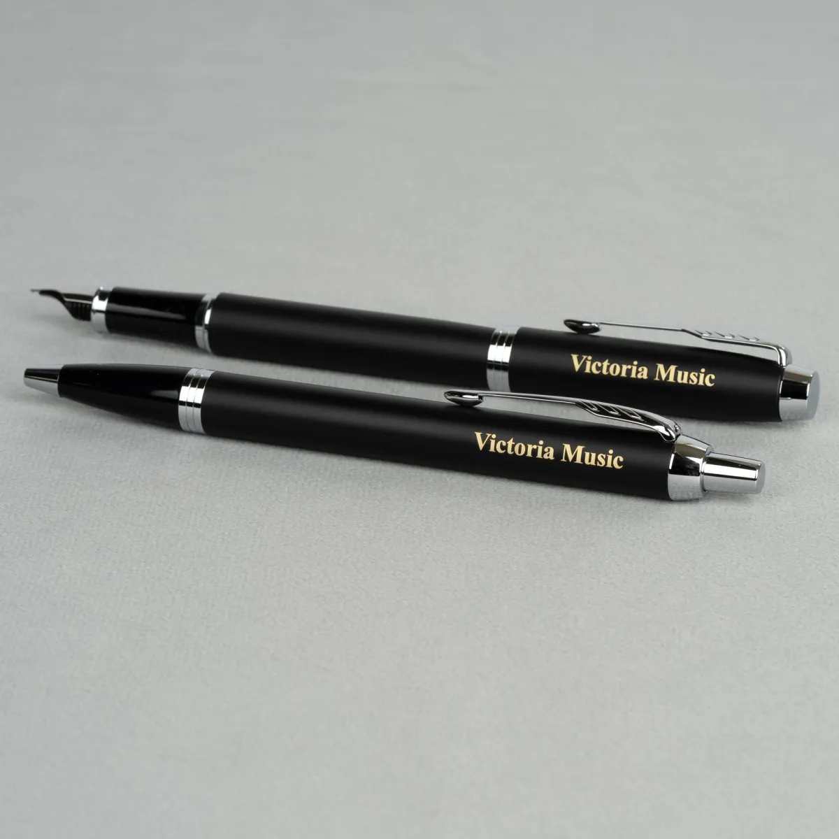 Zestaw Parker IM Czarny Matowy CT [2143632] z personalizowanym grawerem &bdquo;Victoria Music&rdquo;.