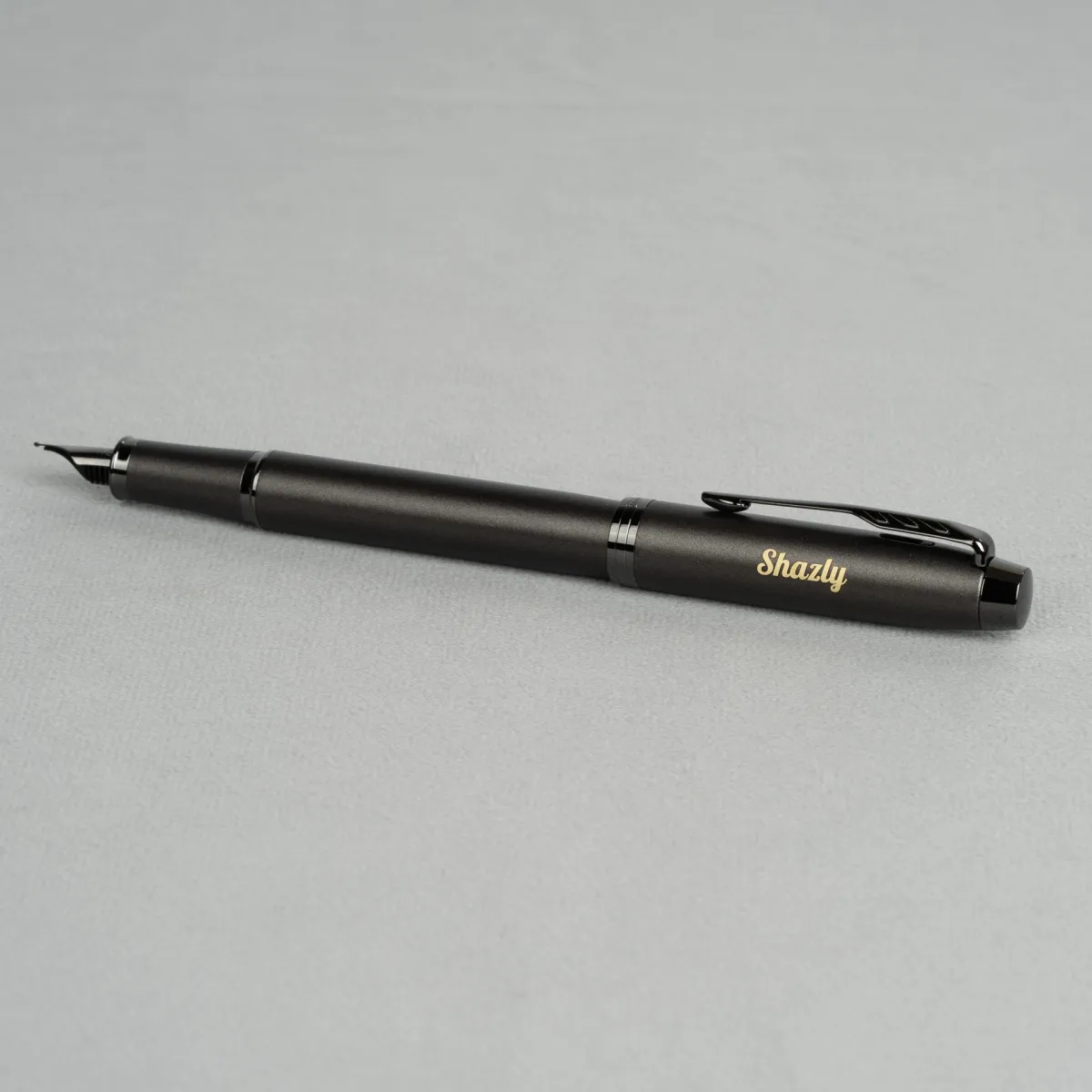 Pi&oacute;ro wieczne Parker IM Professionals Monochrome Bronze [2172958] z grawerem &bdquo;Shazly&rdquo;.