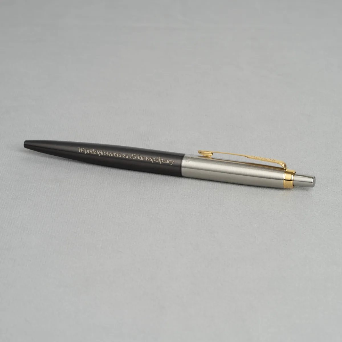 Długopis Parker Jotter Grey GT [2213723] z grawerem &bdquo;W podziękowaniu za 25 lat wsp&oacute;łpracy&rdquo;.
