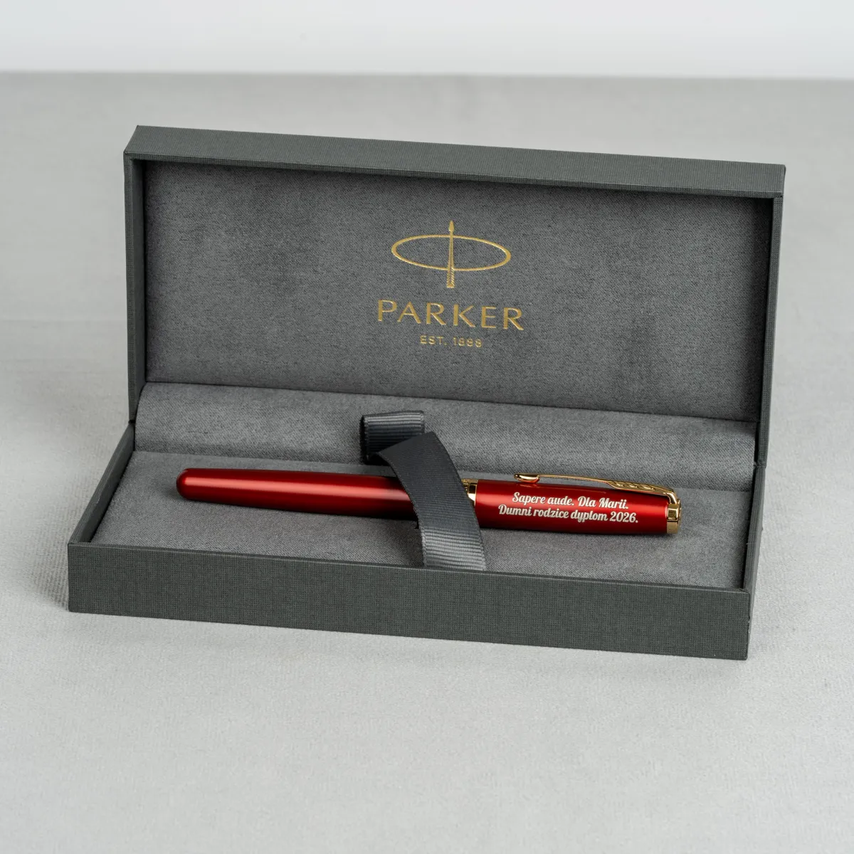Pi&oacute;ro wieczne Parker Sonnet Czerwona Laka GT [1931473] z grawerem &bdquo;Sapere aude&rdquo; w eleganckim etui Parker.