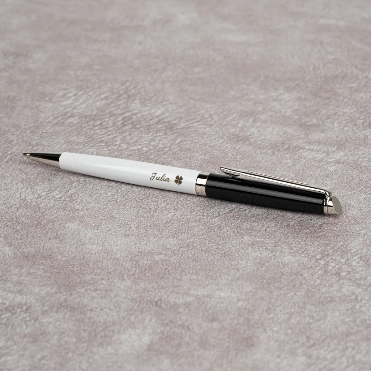 Długopis Waterman Hemisphere Color Black White CT [2202846] z grawerem imienia Julia i koniczynką.