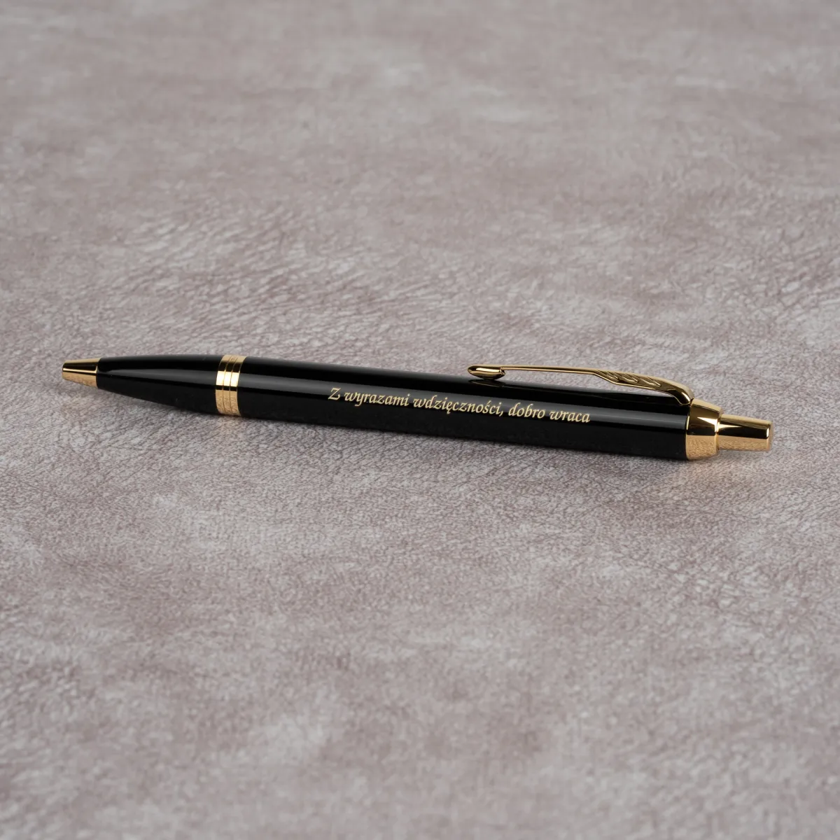 Długopis Parker IM Czarny GT [1931666] z grawerem &bdquo;Z wyrazami wdzięczności, dobro wraca&rdquo;.