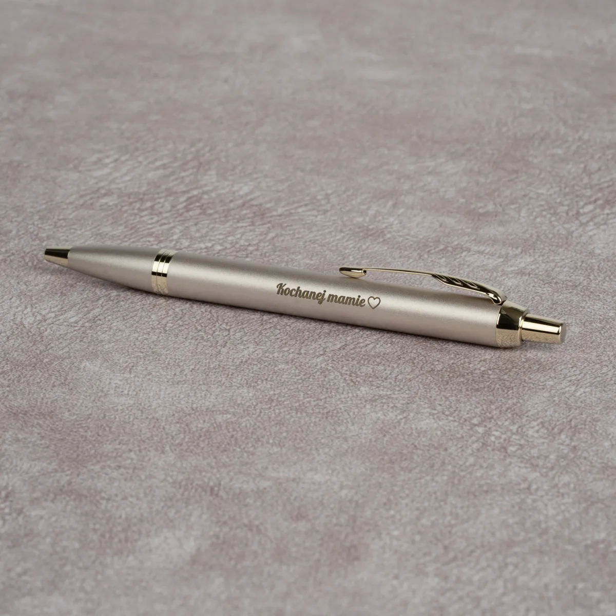 Długopis Parker IM Professionals Monochrome Champagne [2172956] z grawerem &bdquo;Kochanej mamie&rdquo;.