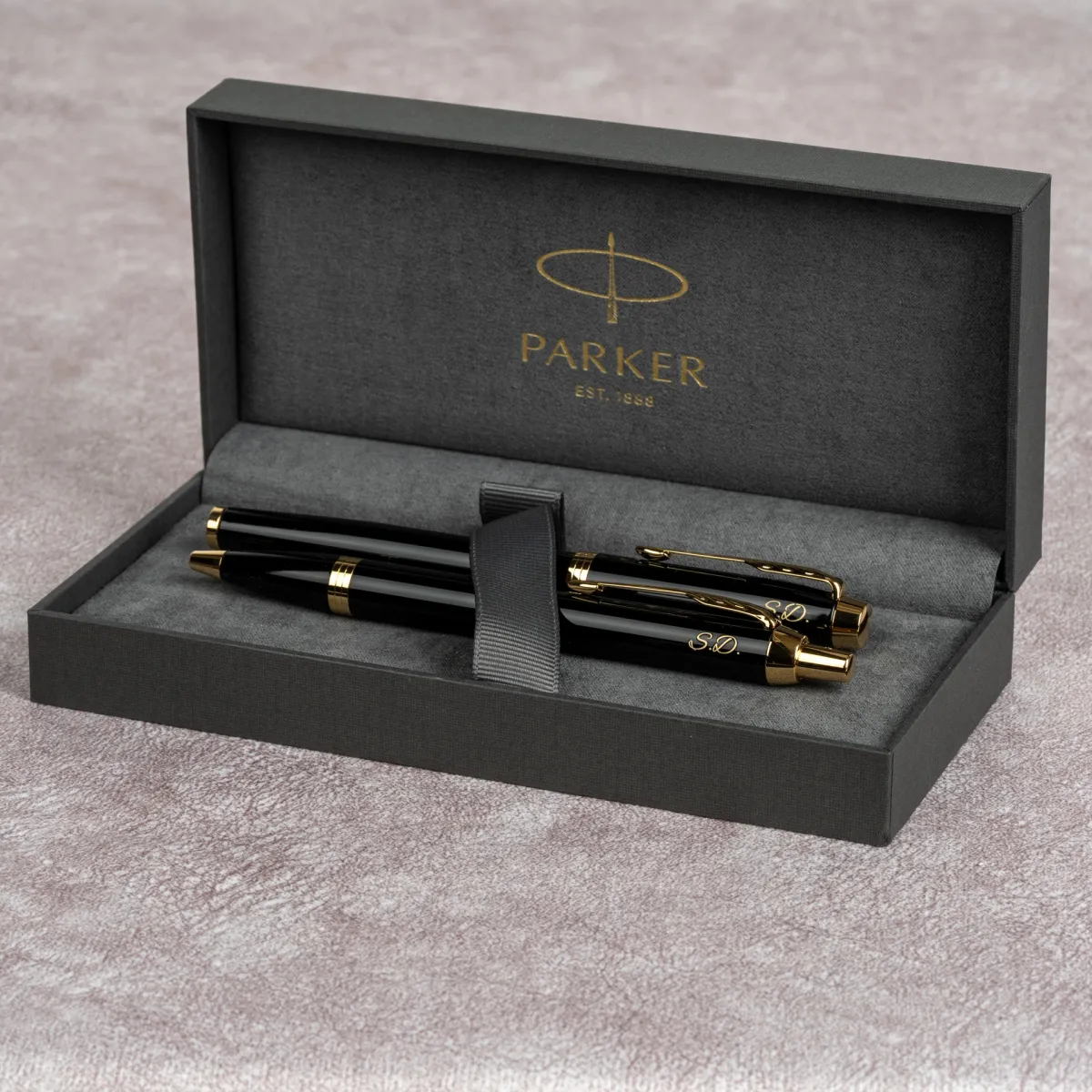 Zestaw Parker IM Czarny GT [1931666] z dwoma grawerowanymi długopisami w eleganckim etui.