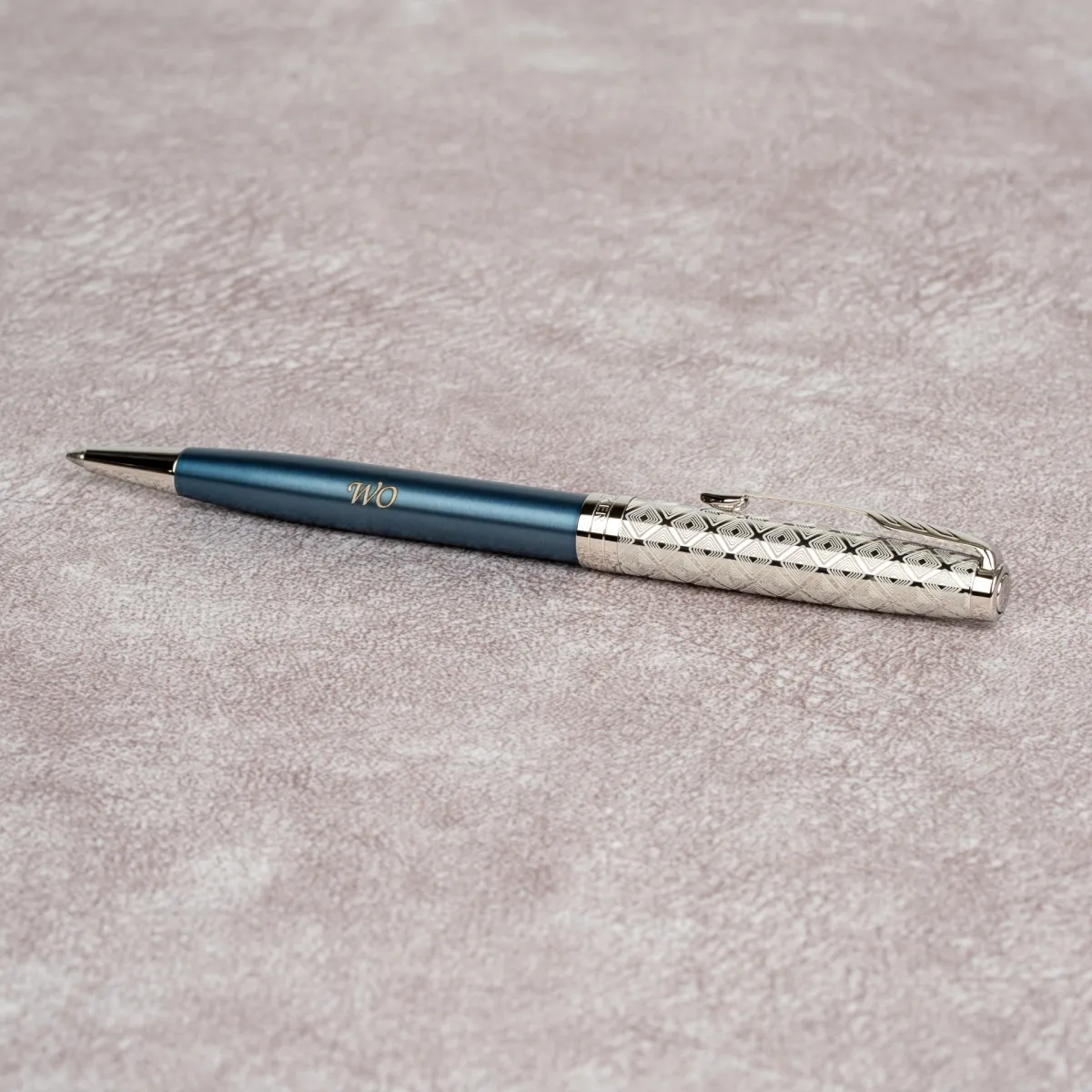 Długopis Parker Sonnet Metal Blue CT [2119649] z grawerem inicjał&oacute;w &bdquo;WO&rdquo;.