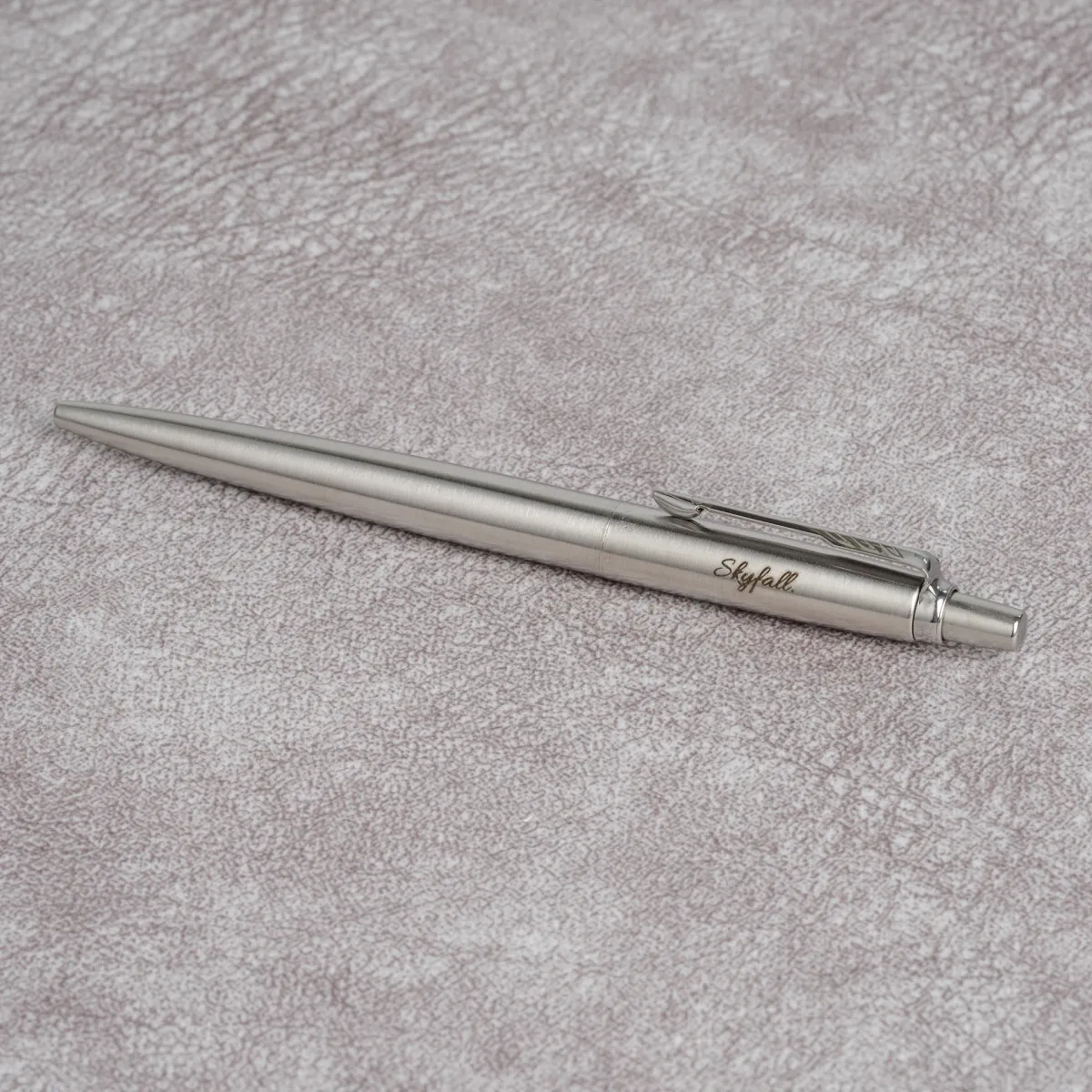 Długopis Parker Jotter Stalowy Matowy CT [1953170] z grawerem &bdquo;Skyfall&rdquo;.