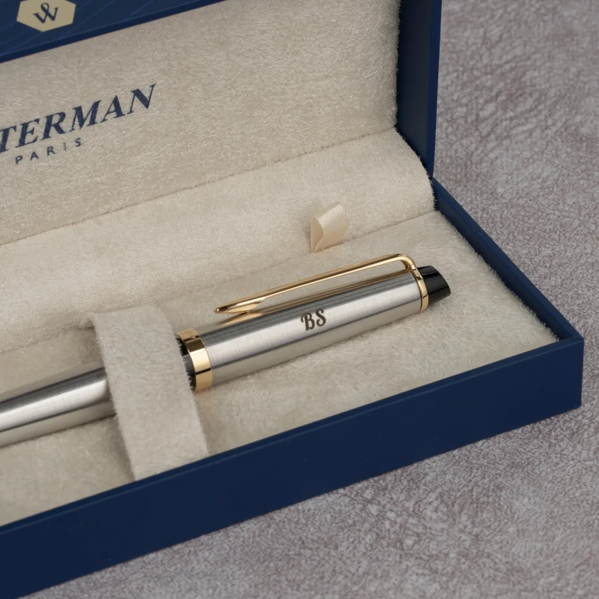 Pi&oacute;ro wieczne Waterman Hemisphere stalowe GT [S0920310] z grawerem inicjał&oacute;w &bdquo;BS&rdquo; w eleganckim etui.
