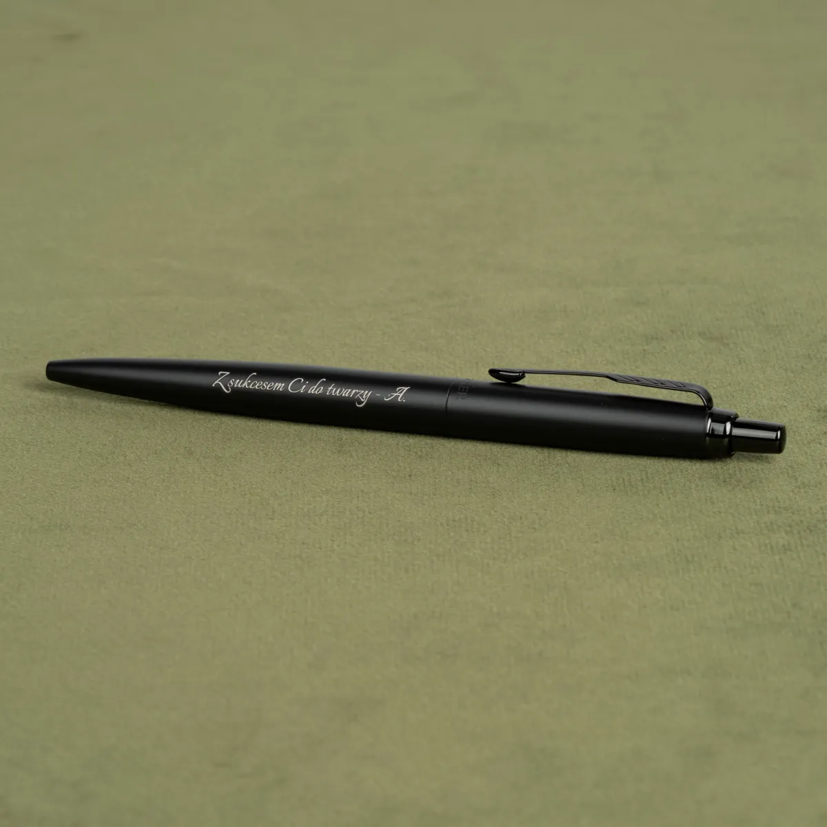 Długopis Parker Jotter XL Monochrome Black [2122753] z grawerem &bdquo;Z sukcesem Ci do twarzy &ndash; A.&rdquo;