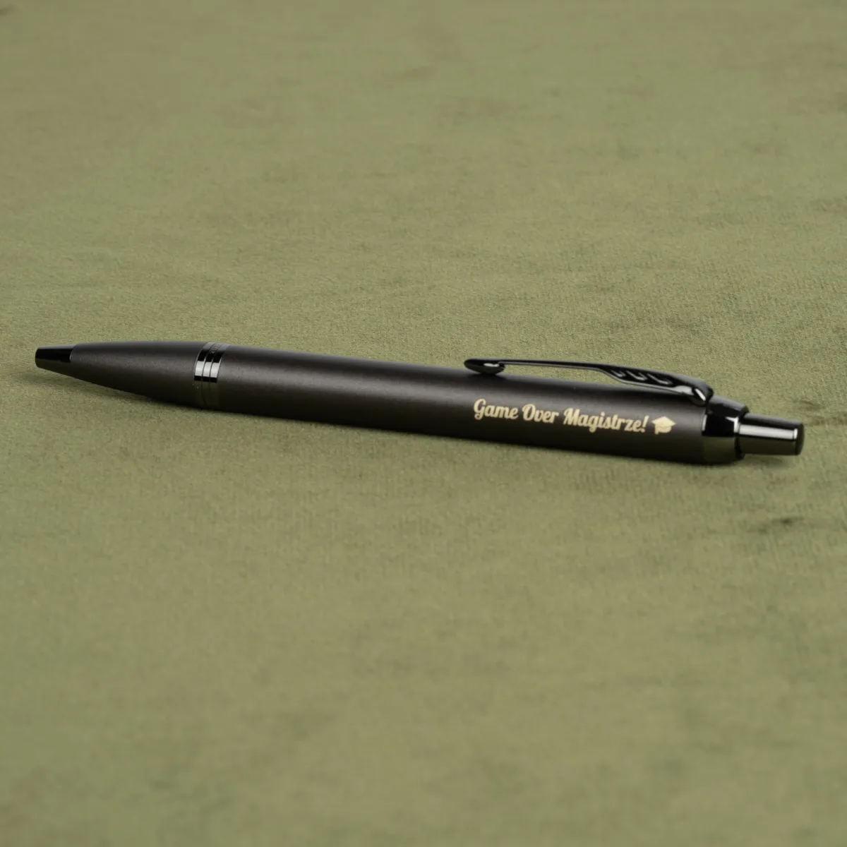 Długopis Parker IM Achromatic Czarny [2127618] z grawerem &bdquo;Game Over Magistrze!&rdquo; i symbolem biretu.
