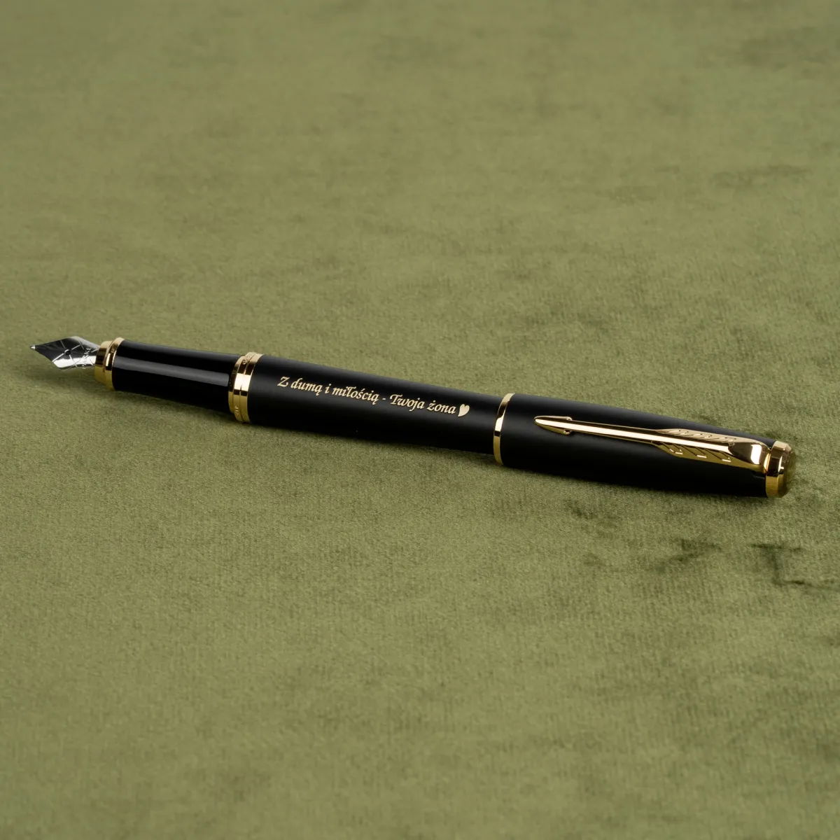 Pi&oacute;ro wieczne Parker Urban Muted Black GT [1931601] z grawerem &bdquo;Z dumą i miłością &ndash; Twoja żona&rdquo;.