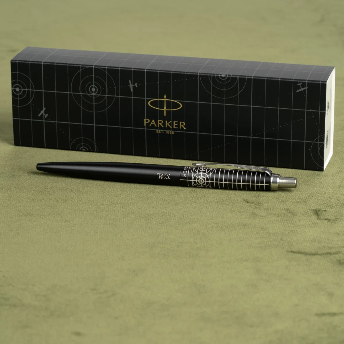 Długopis Parker Jotter XL Legacy of Flight [2227803] z grawerem inicjał&oacute;w &bdquo;W.S.&rdquo; na tle oryginalnego opakowania.
