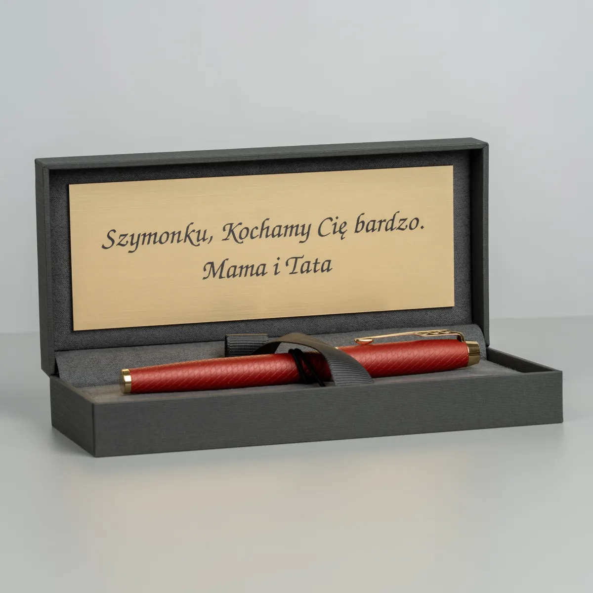 Pi&oacute;ro wieczne Parker IM Premium Czerwone GT [2143650] w etui z grawerowaną tabliczką dedykacyjną &bdquo;Szymonku, Kochamy Cię bardzo. Mama i Tata&rdquo;.