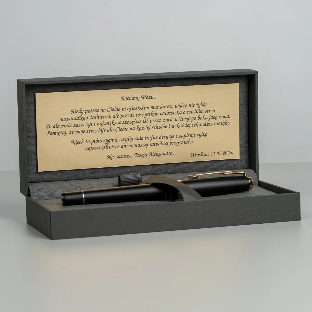 Pi&oacute;ro wieczne Parker Urban Muted Black GT [1931601] w eleganckim etui z personalizowaną tabliczką z dedykacją dla męża.