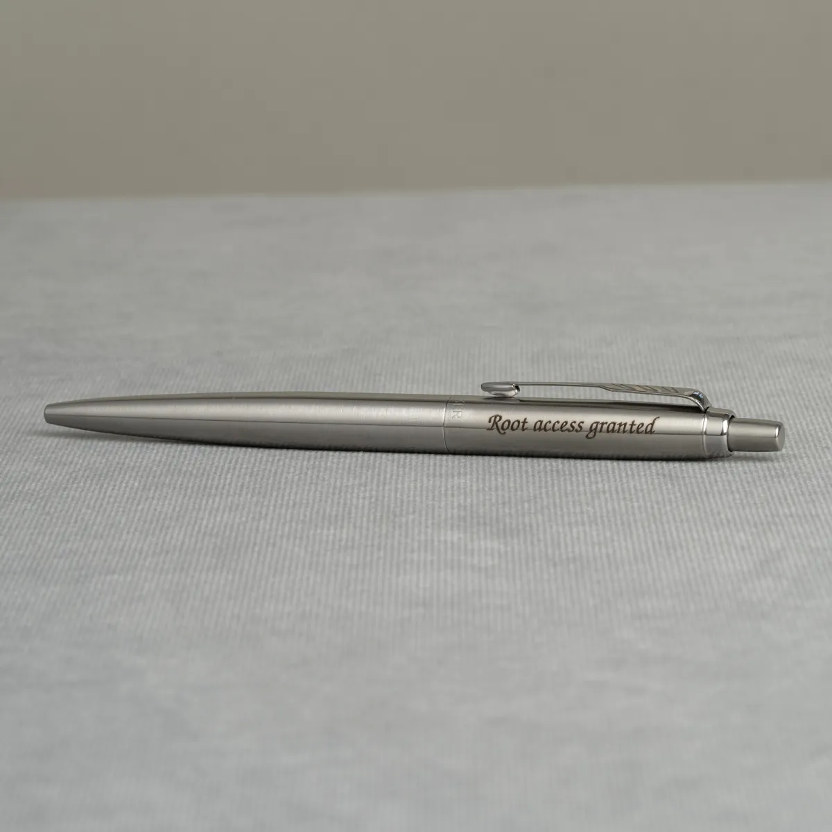 Długopis Parker Jotter Stalowy Matowy CT [1953170] z grawerem &bdquo;Root access granted&rdquo; na stalowym korpusie.