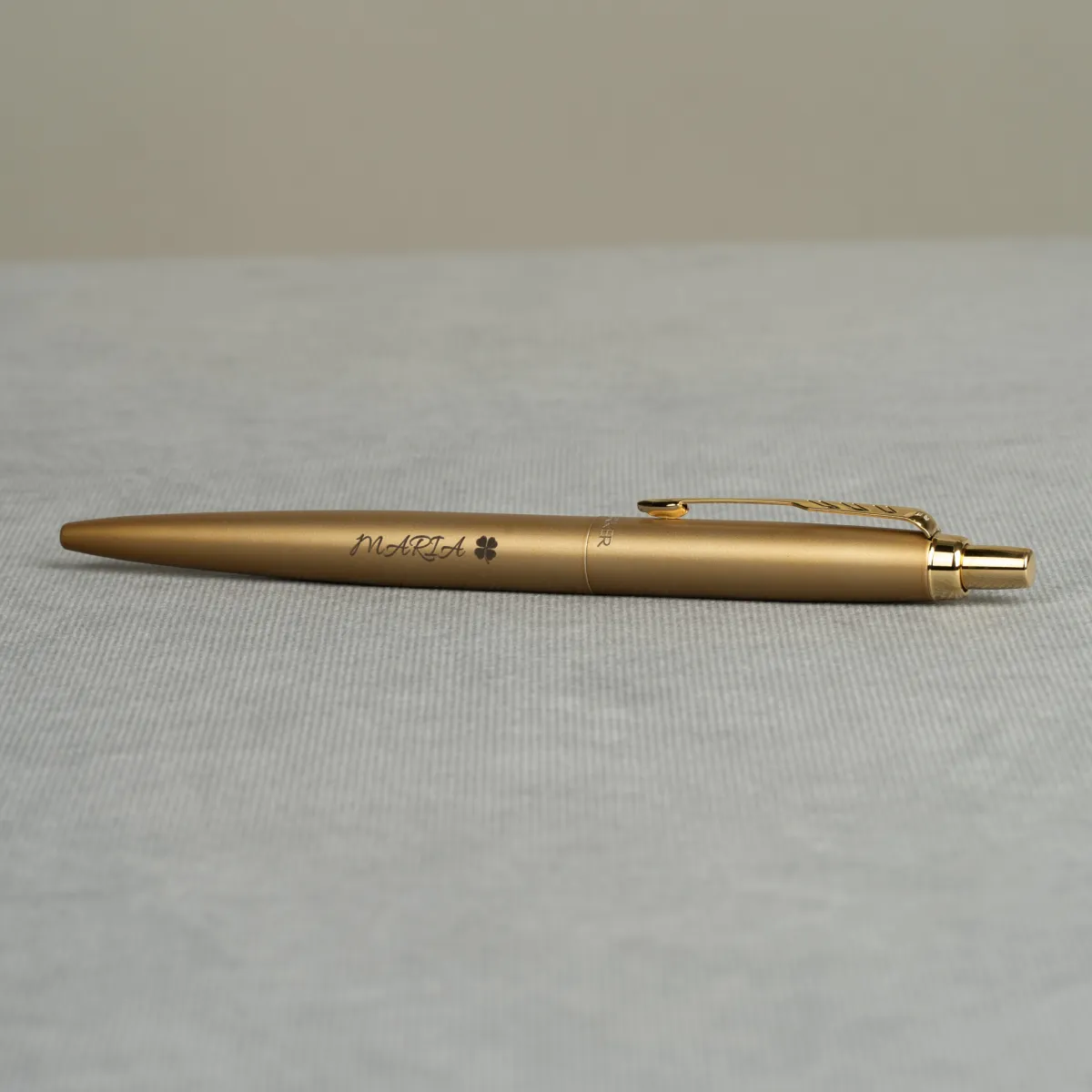 Długopis Parker Jotter XL Monochrome Gold [2122754] z grawerem imienia &bdquo;MARIA&rdquo; i symbolem czterolistnej koniczyny.