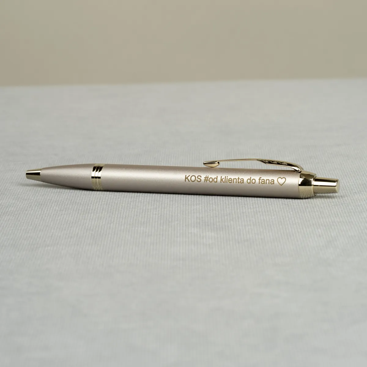 Długopis Parker IM Professionals Monochrome Champagne [2172956] z grawerem &bdquo;KOS #od klienta do fana ♡&rdquo;.