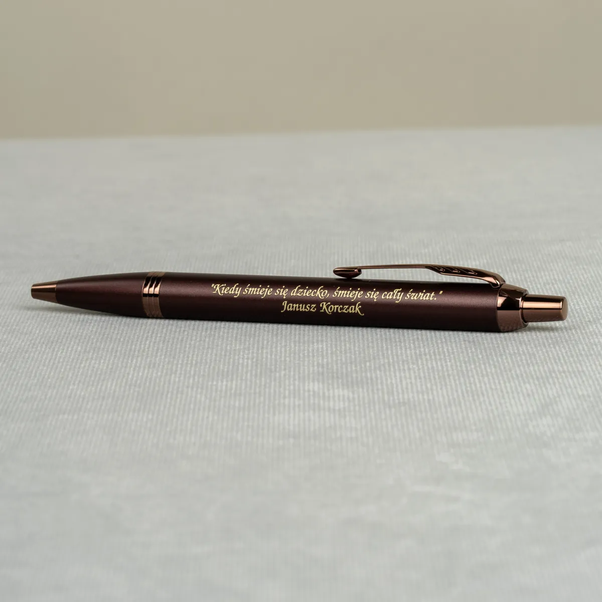 Długopis Parker IM Professionals Monochrome Burgundy [2190514] z grawerem cytatu Janusza Korczaka.