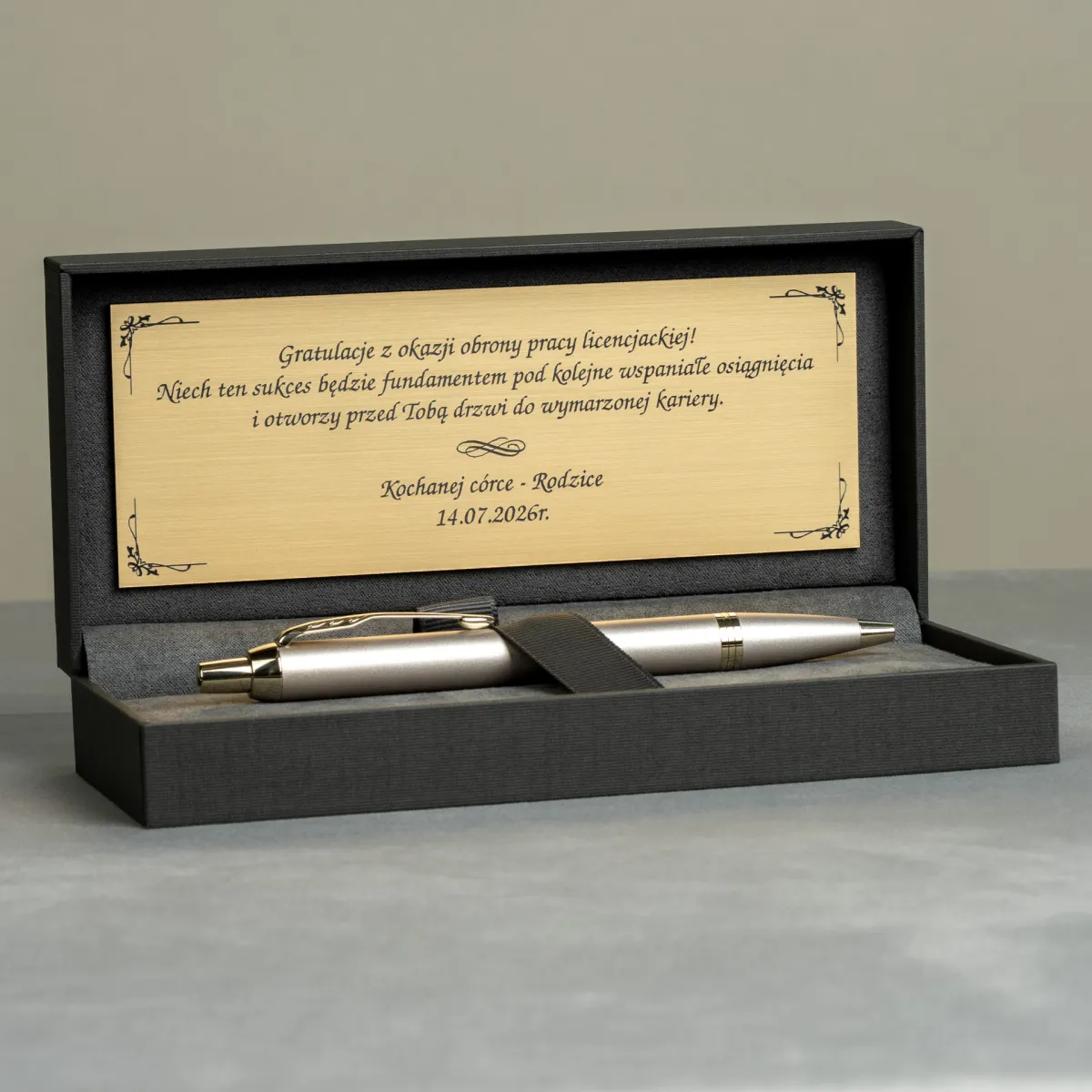 Długopis Parker IM Professionals Monochrome Champagne [2172956] w etui z grawerowaną tabliczką z gratulacjami z okazji obrony pracy licencjackiej.