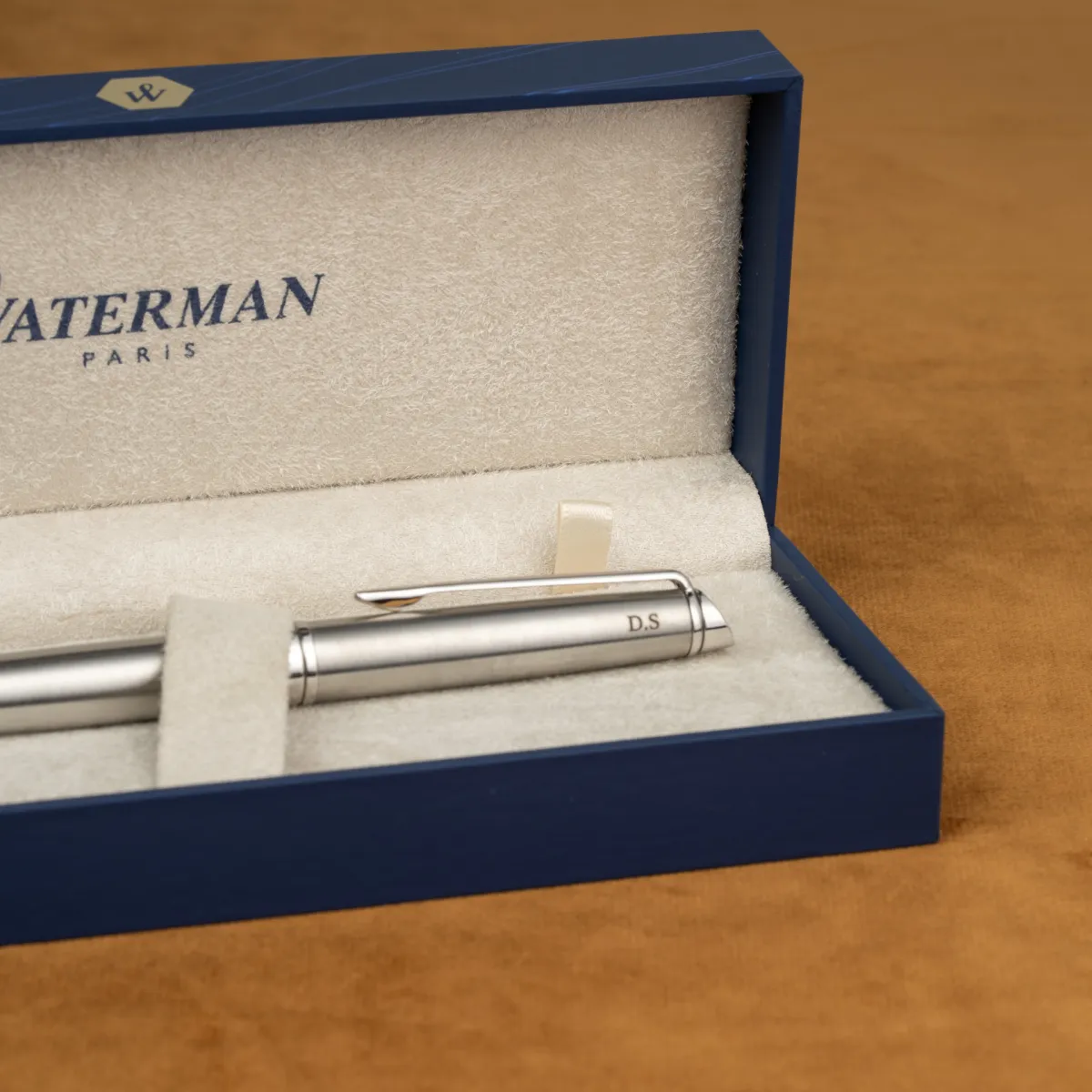 Długopis Waterman Hemisphere stalowy CT [S0920470] z grawerem inicjał&oacute;w w otwartym etui.