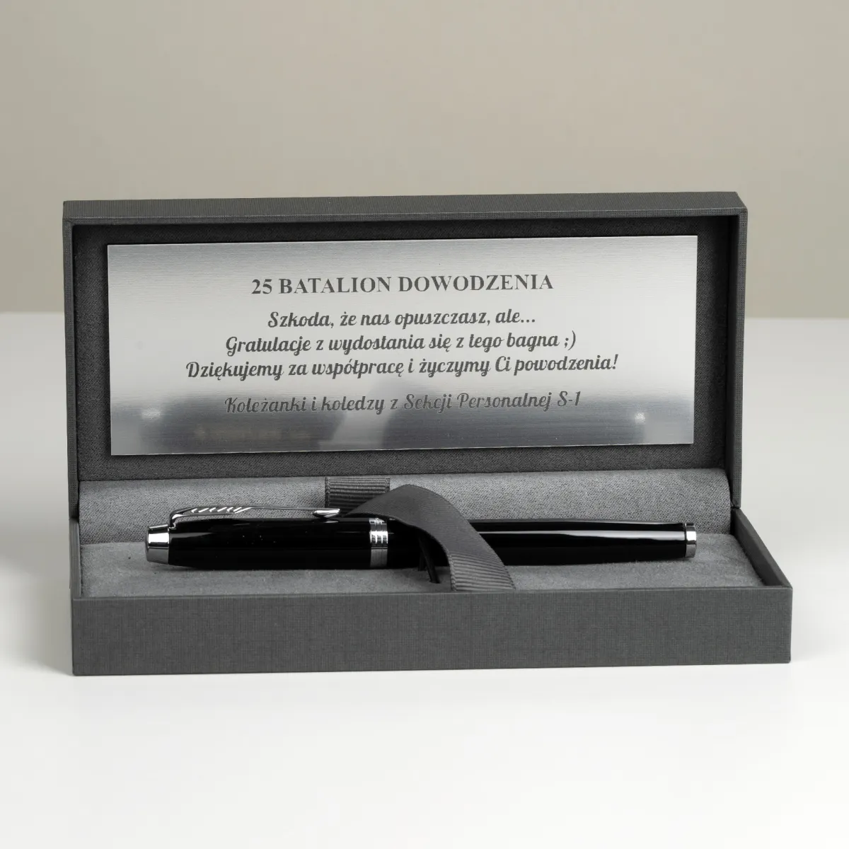 Pi&oacute;ro wieczne Parker IM Czarne CT [1931644] w eleganckim etui z personalizowaną tabliczką.