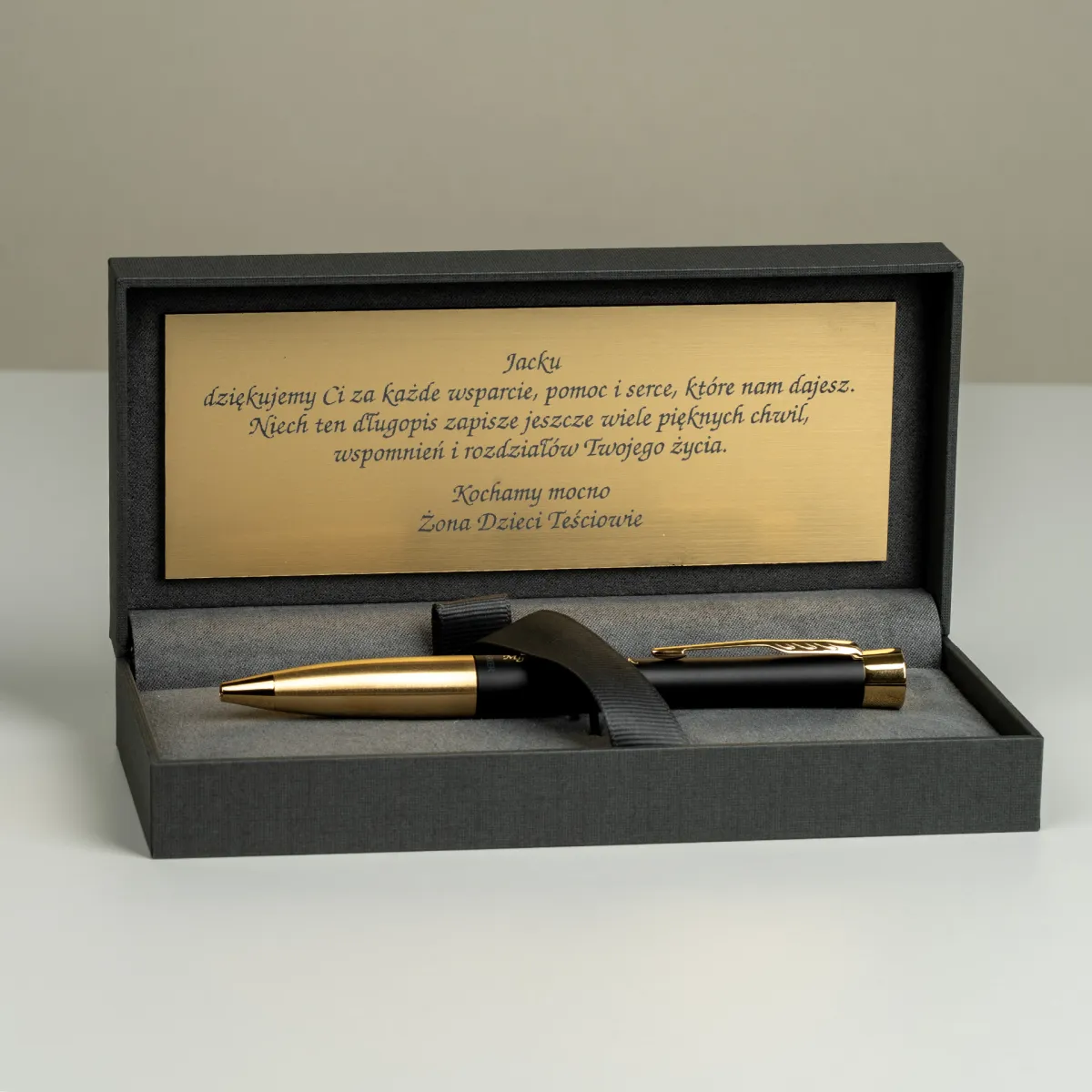Długopis Parker Urban Czarny Matowy GT [2143640] w eleganckim etui z tabliczką z dedykacją.